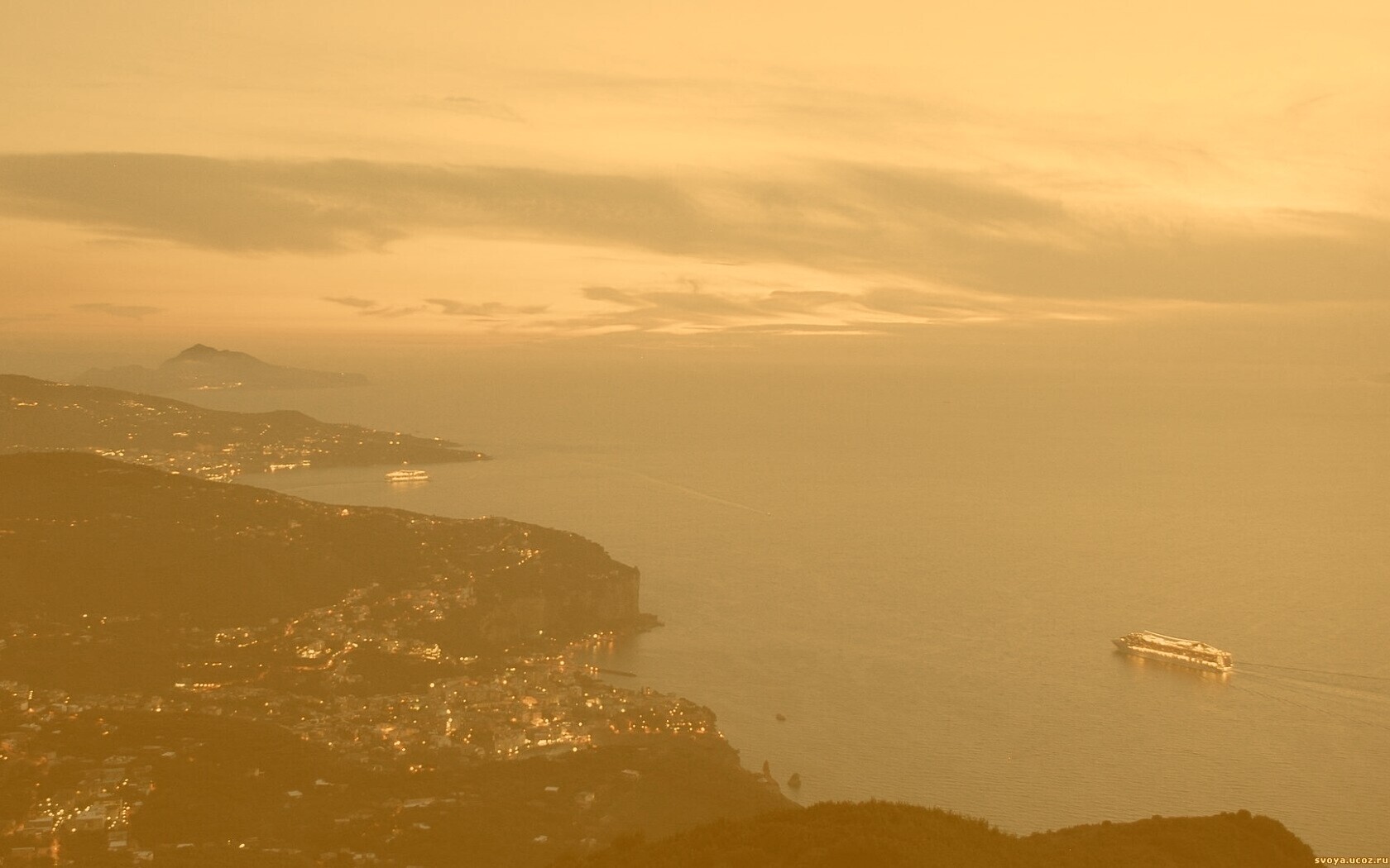 Городок у моря обои