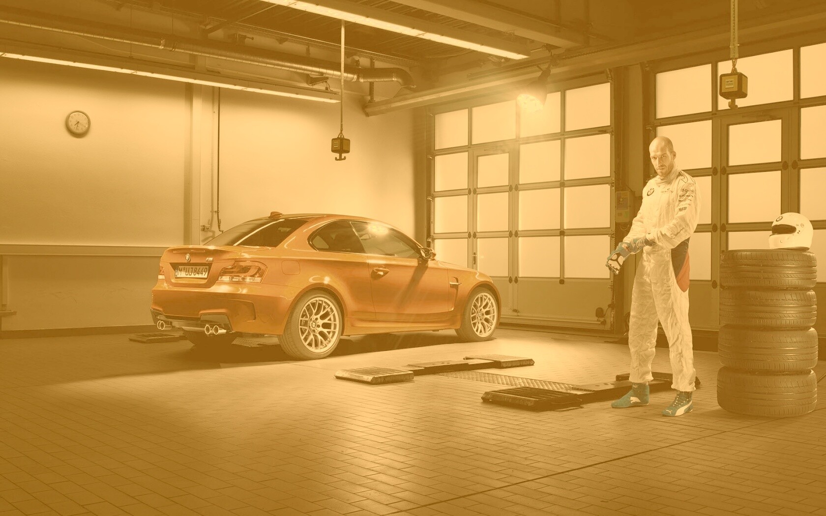 Гонщик и BMW M1 в гараже обои