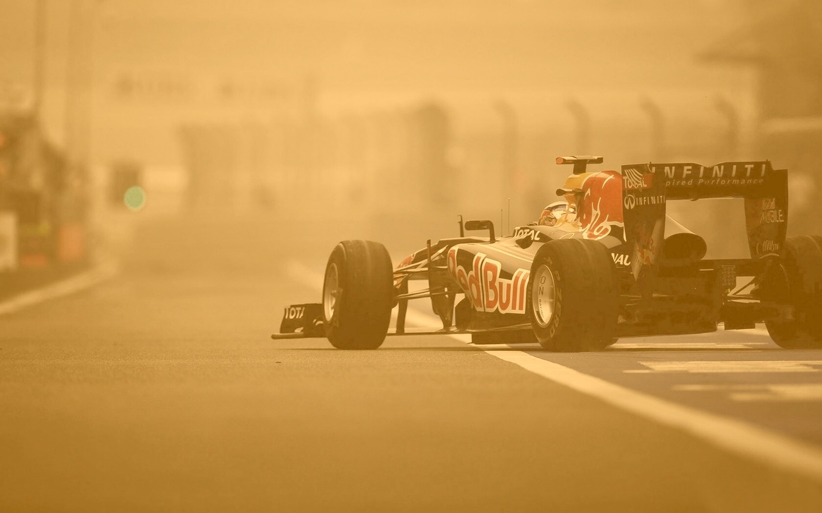 Болид выезжает на трассу обои