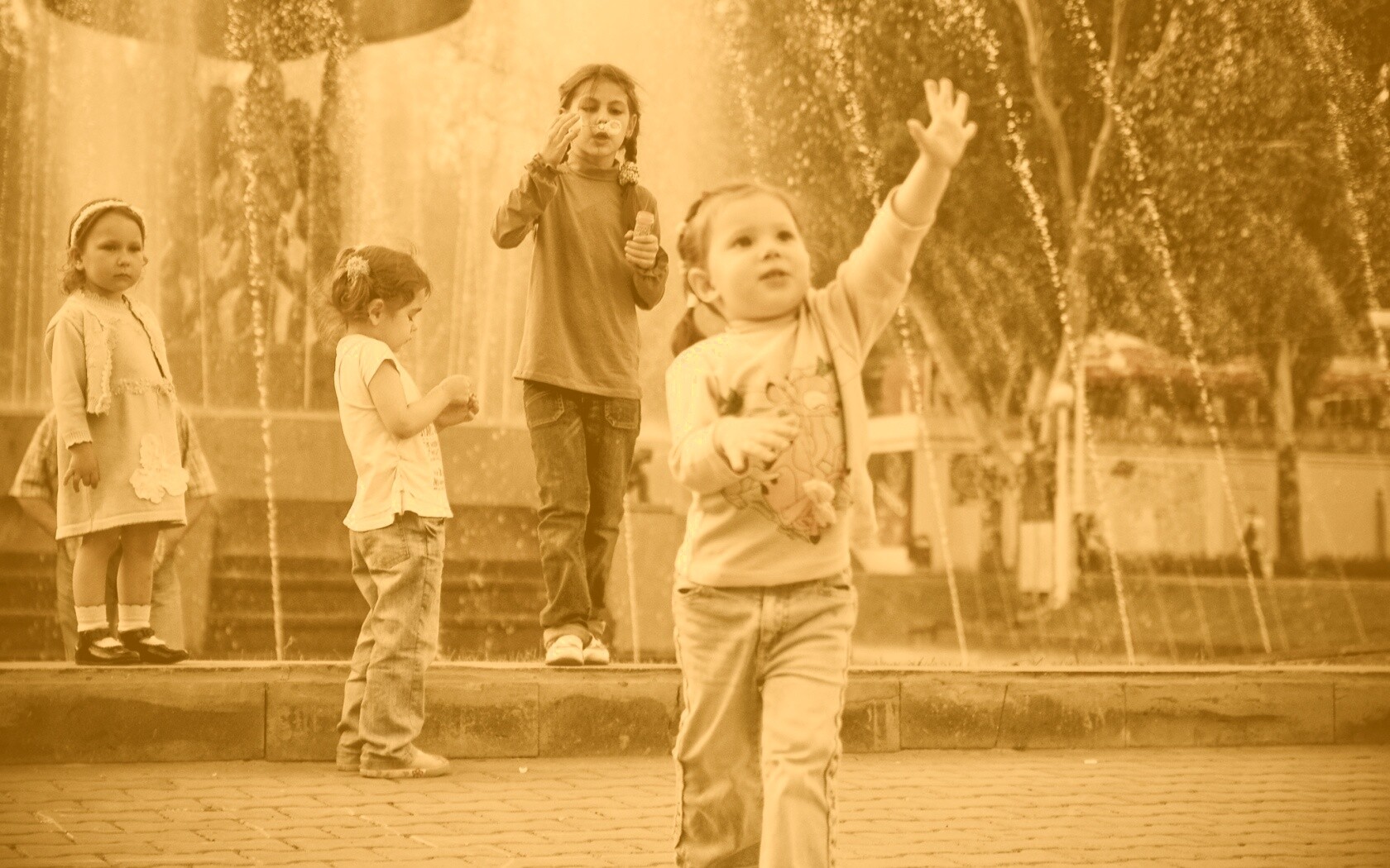 Дети у фонтана обои