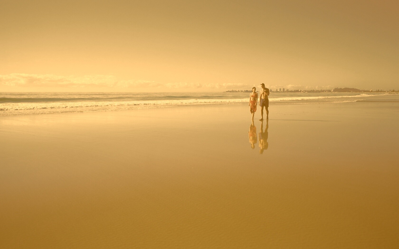 Прогулка у моря обои