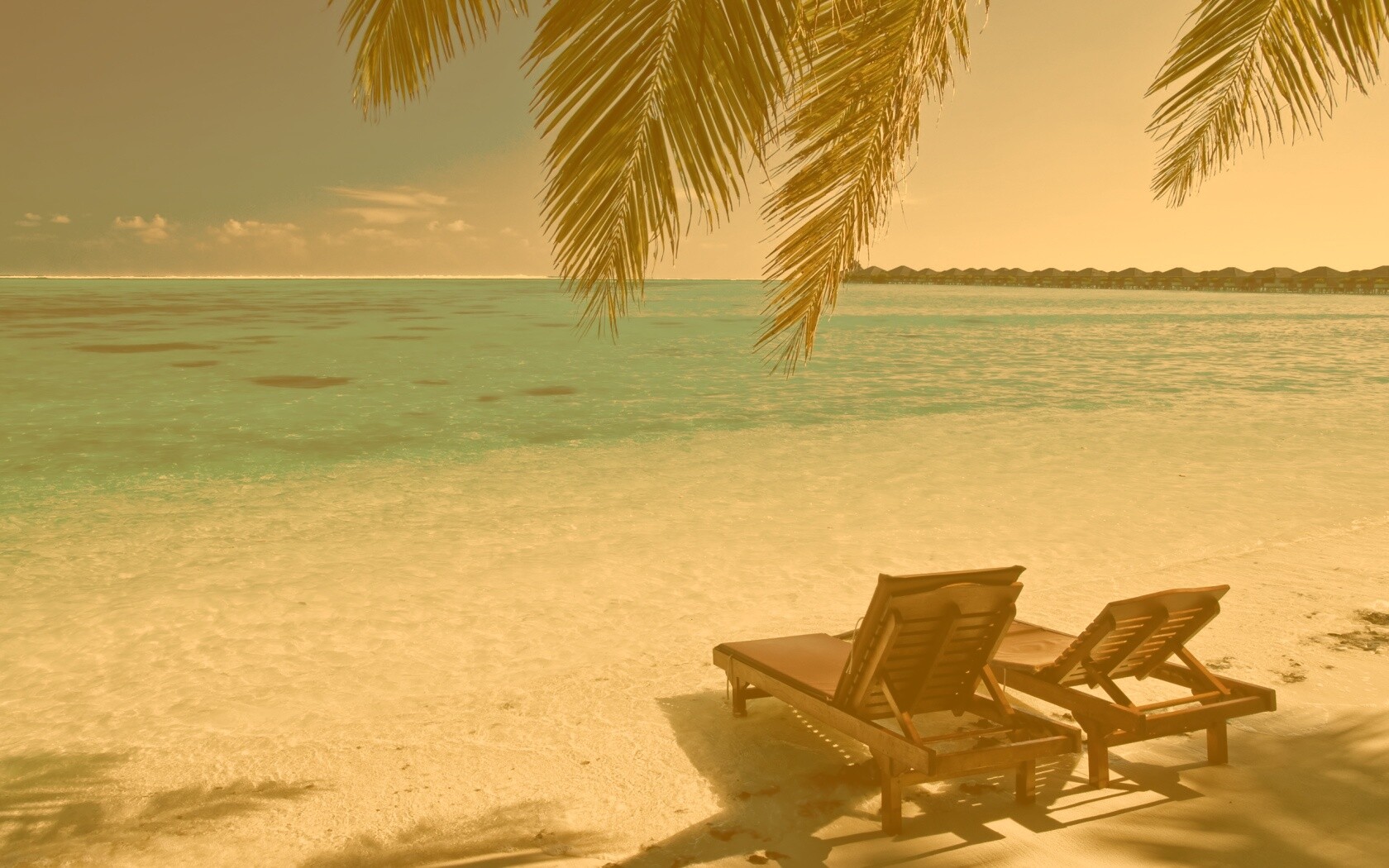 Шезлонги у самой воды обои