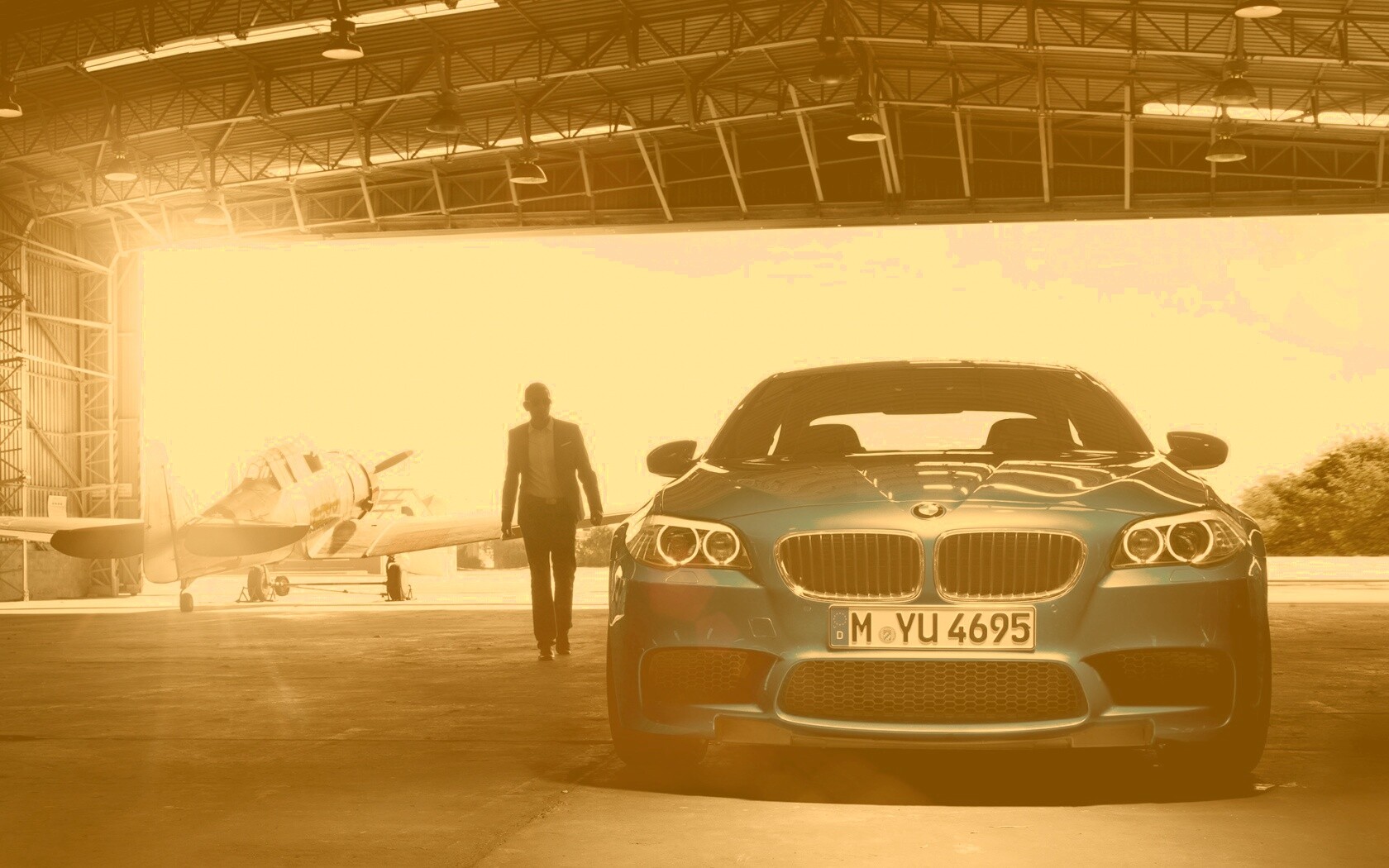 BMW F10 в ангаре обои