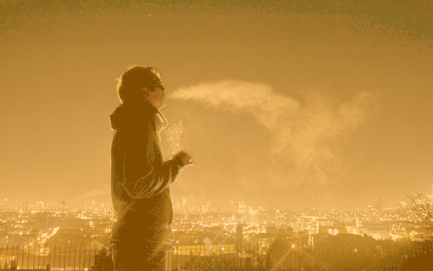 Курящий на крыше парень обои