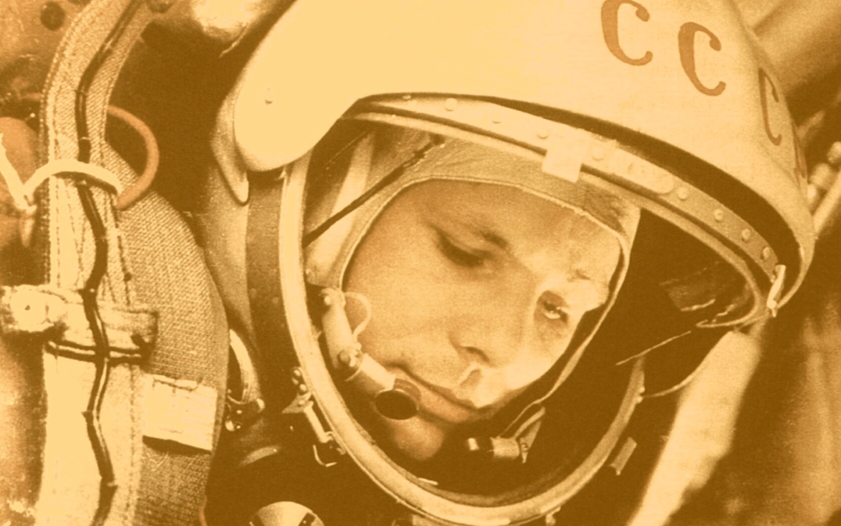 Юрий Гагарин в скафандре обои