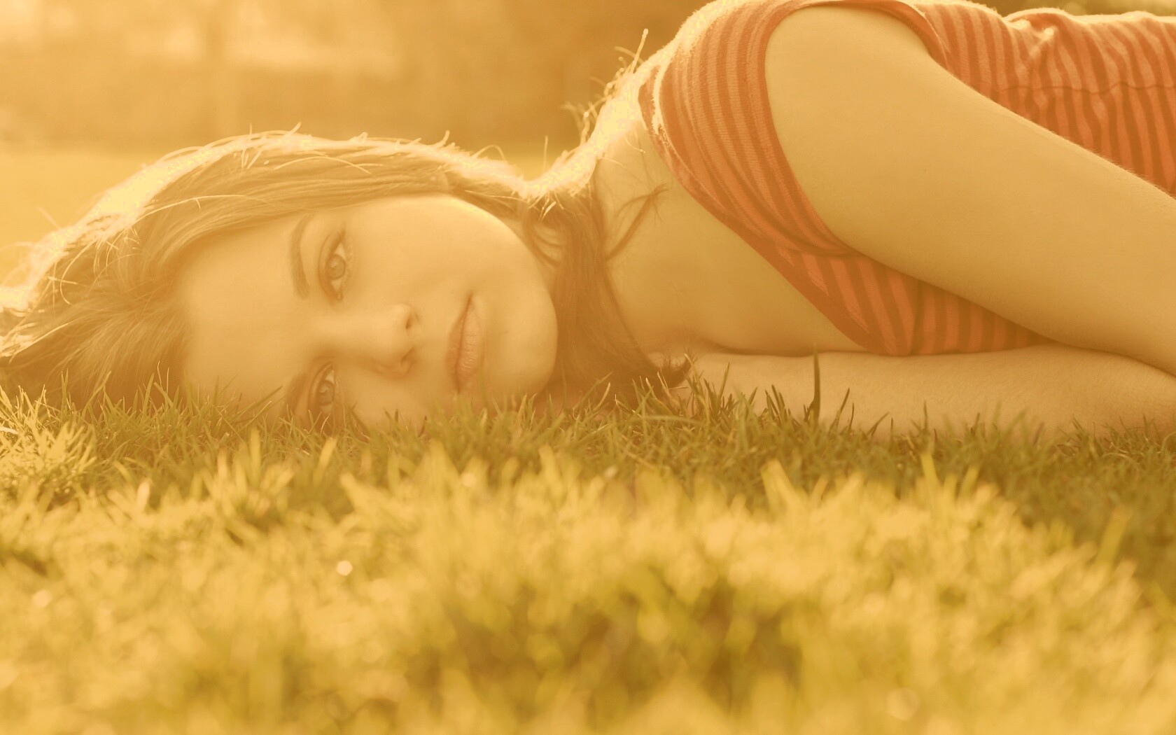Девушка на траве обои