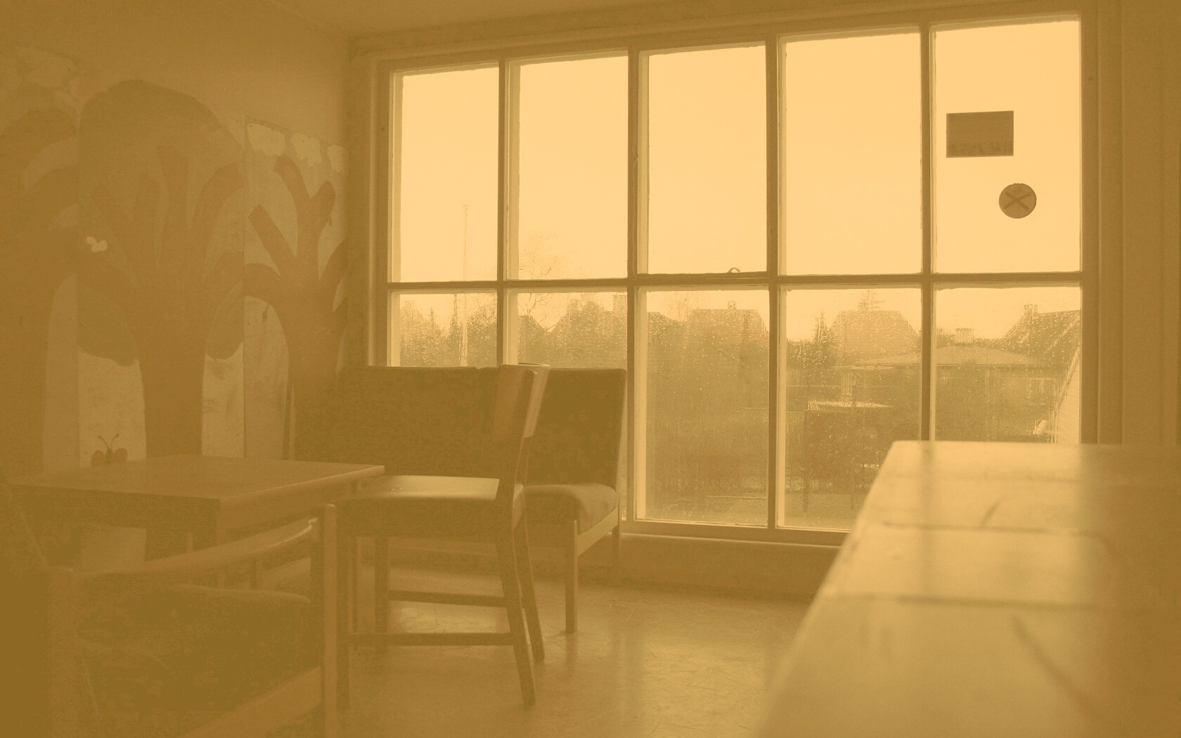 Тёмная комната и дождь за окном обои