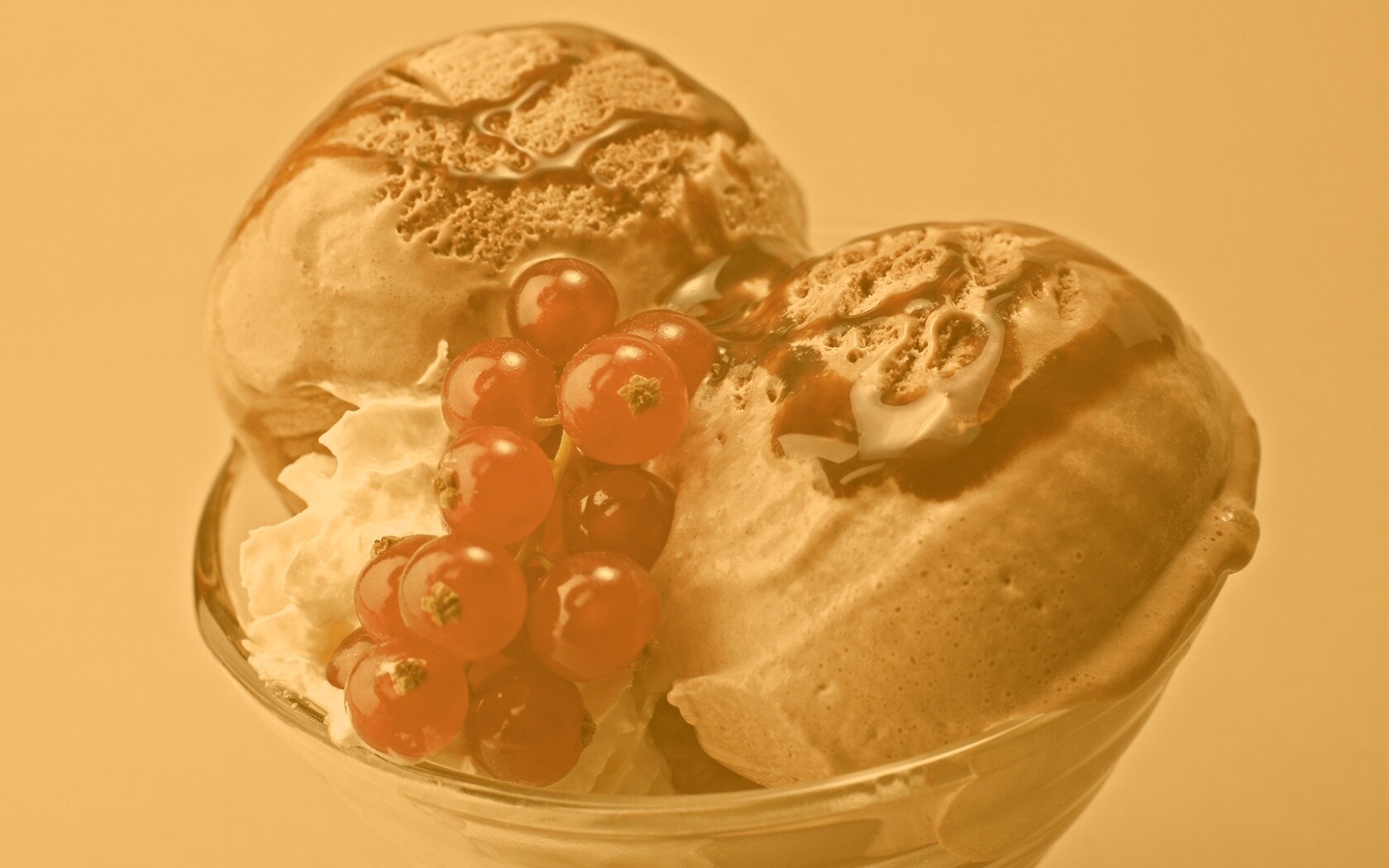 Шоколадное мороженое со смородинкой обои