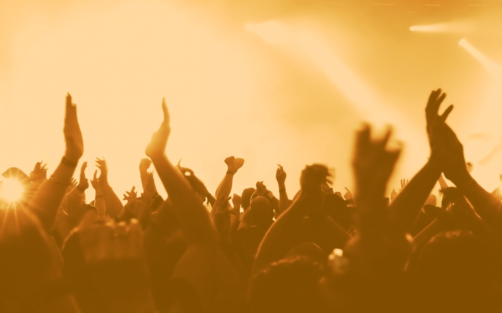 Руки людей на концерте обои