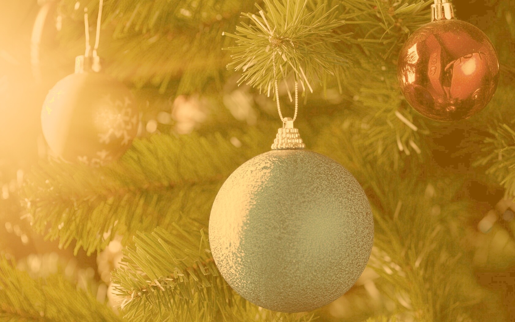 Шары на ёлке обои