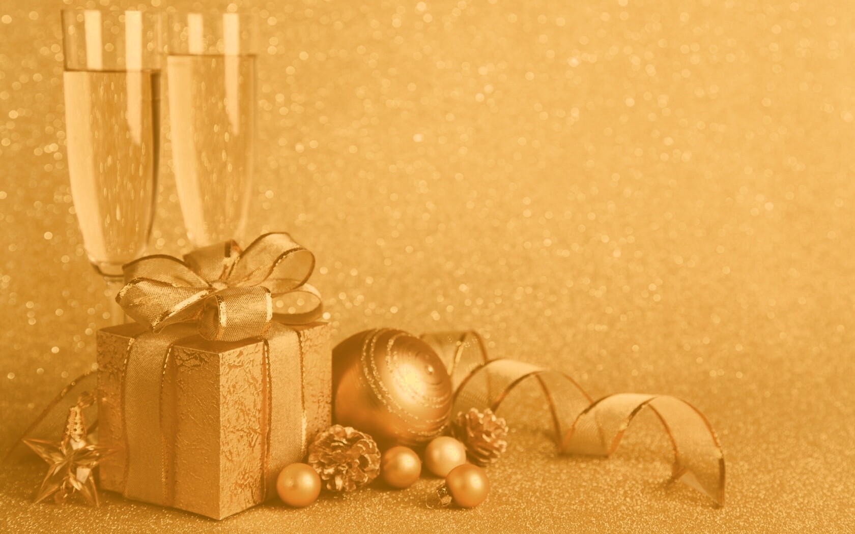 Подарок и бокалы шампанского обои