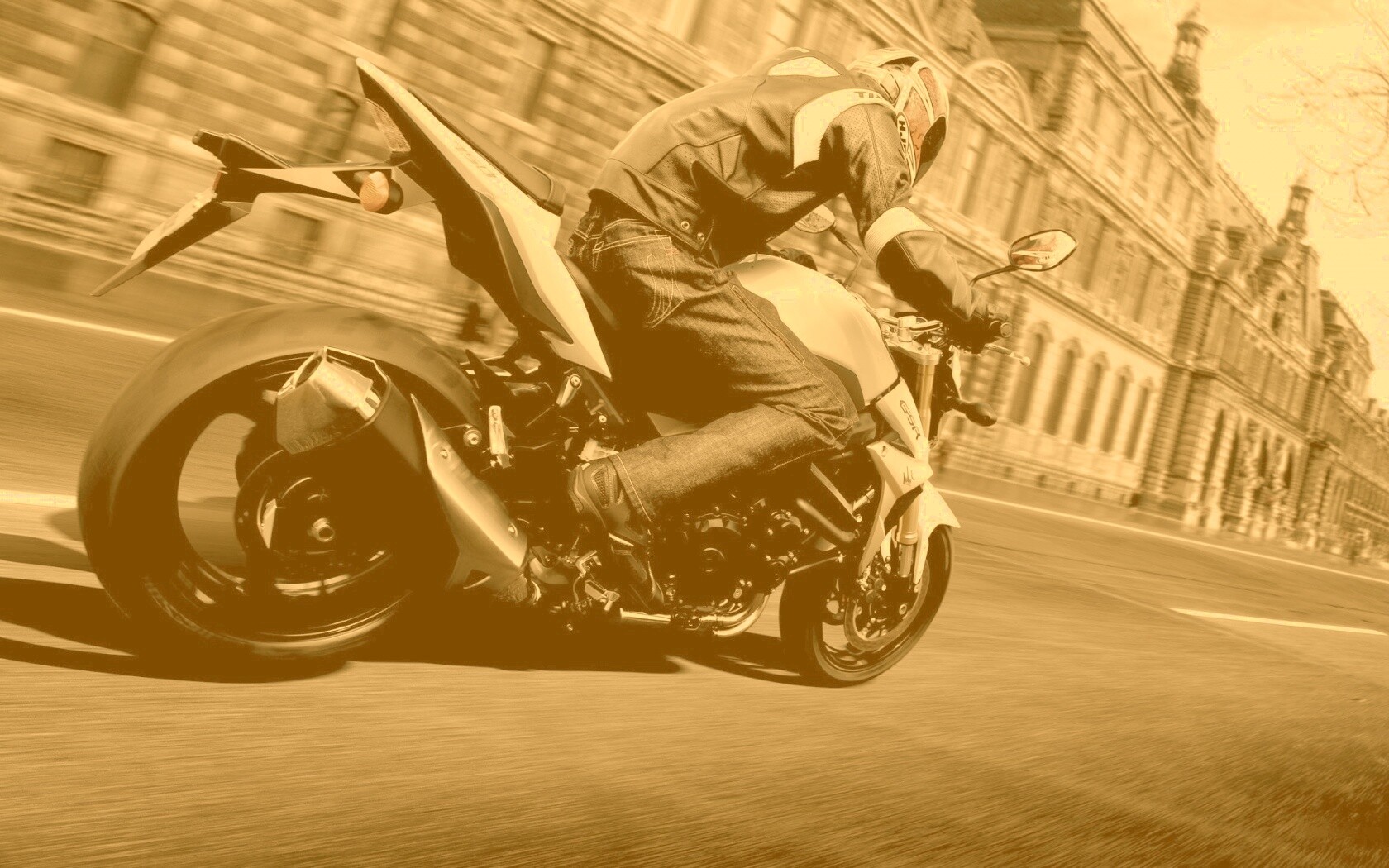 Мотоциклист мчится по городу обои