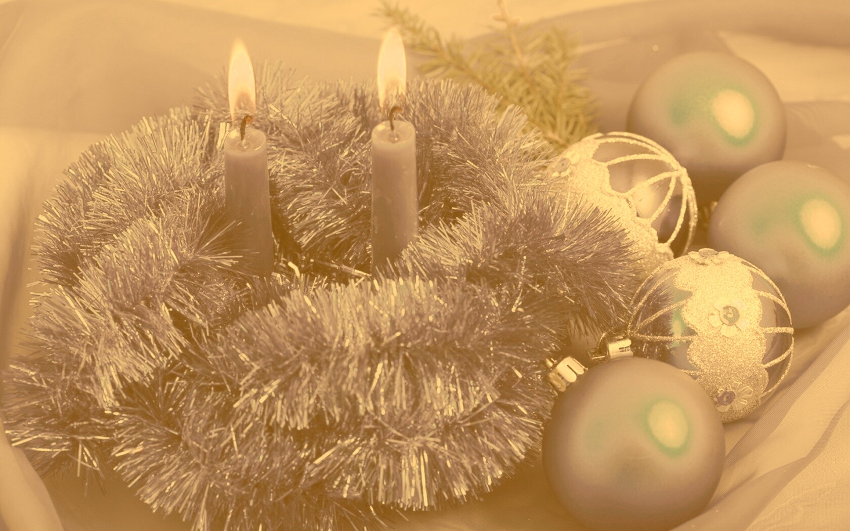 Свечки и новогодняя мишура обои