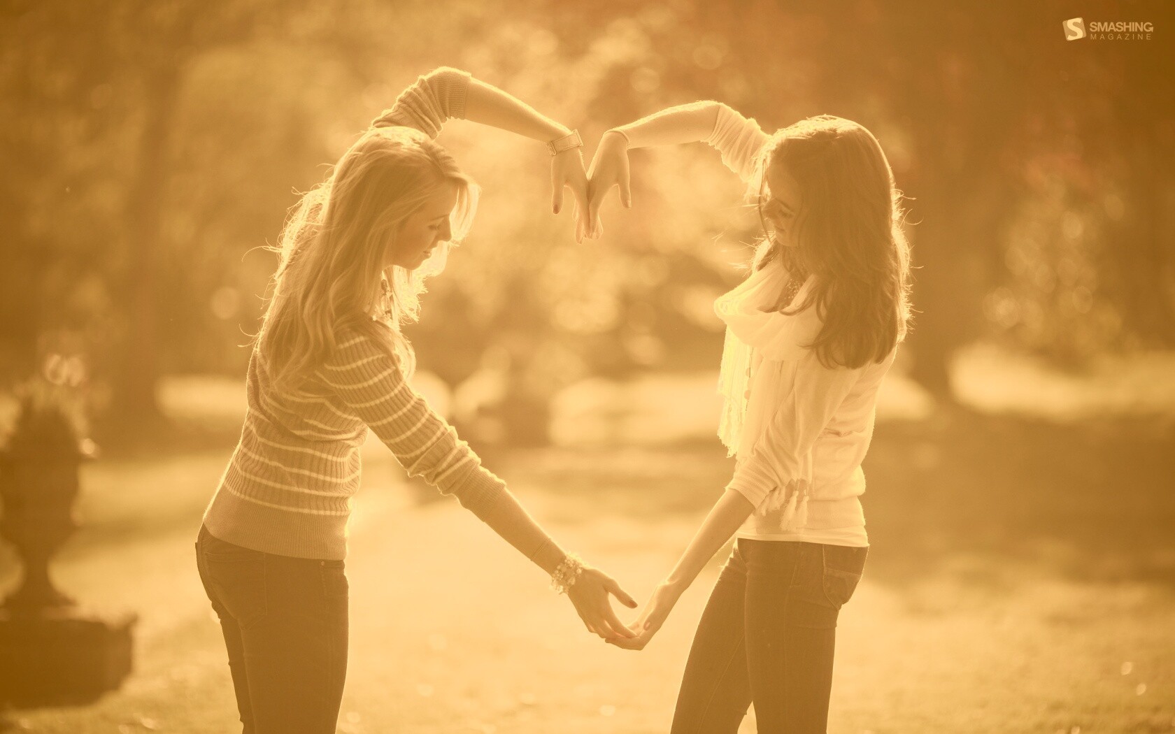 Две девушки и сердце из рук обои
