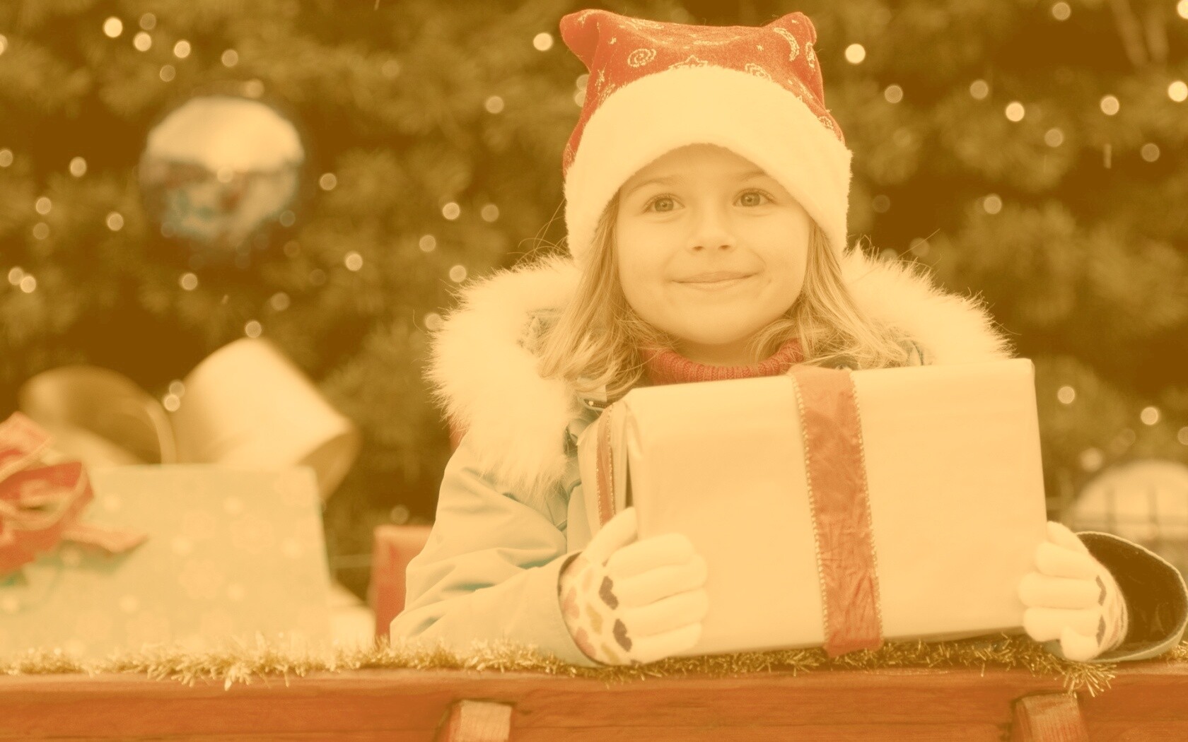 Ребенок с подарком обои