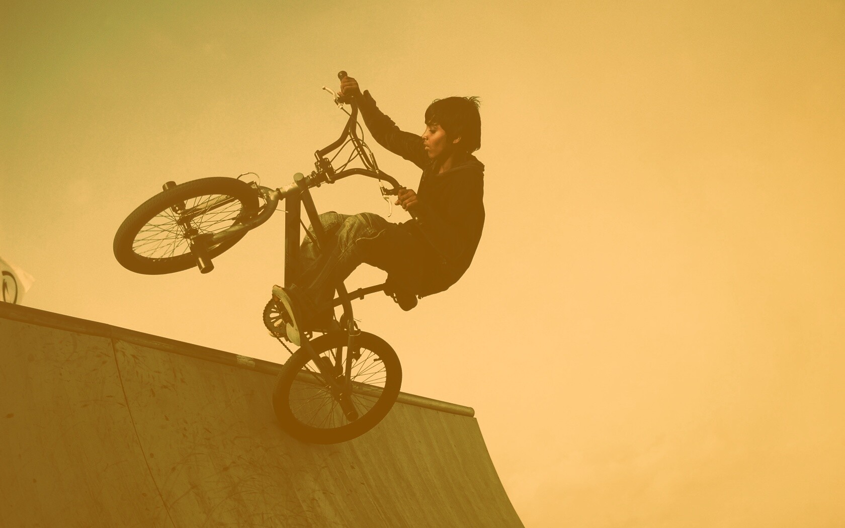 Мальчик на рампе обои