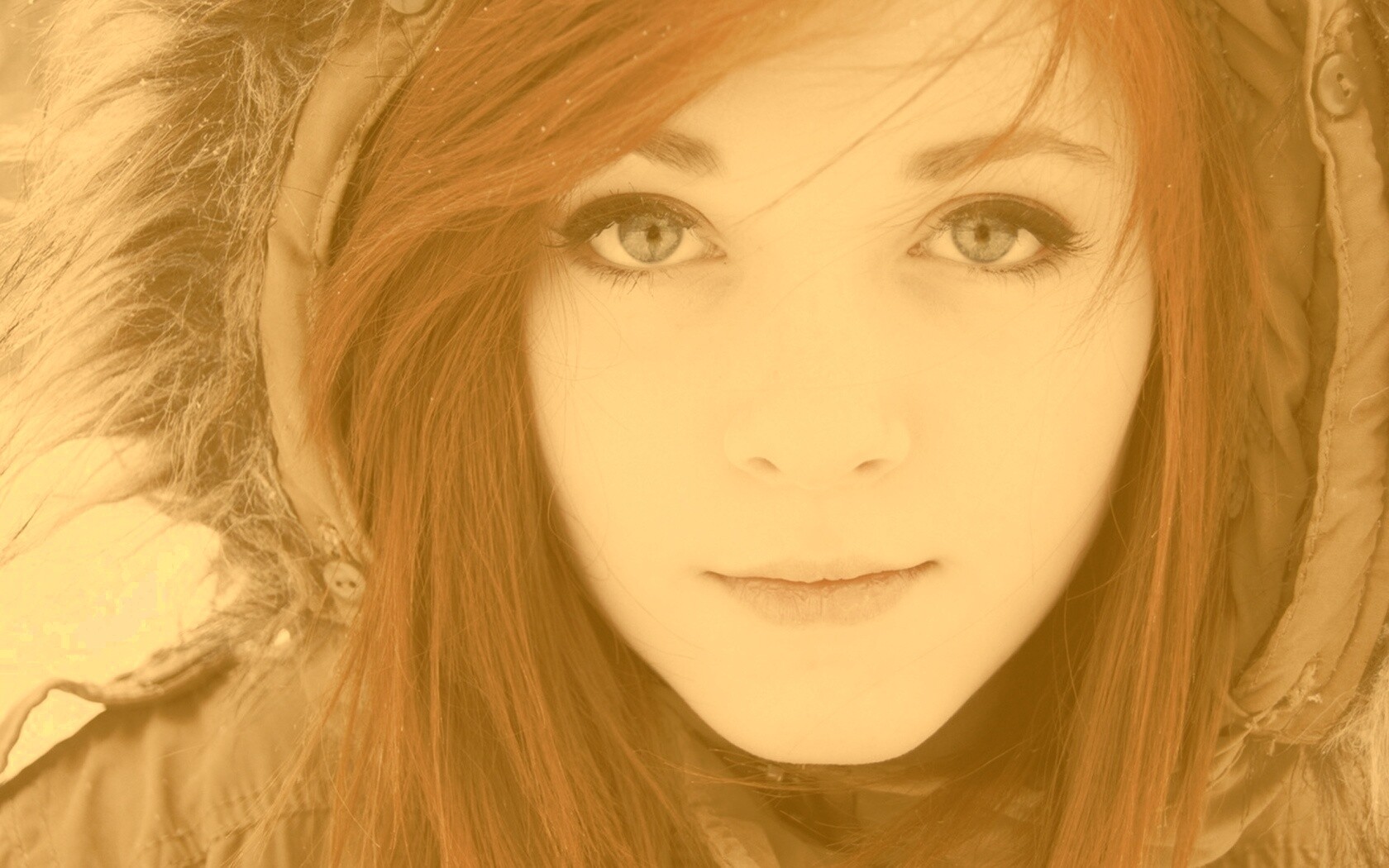 Рыжая в капюшоне обои