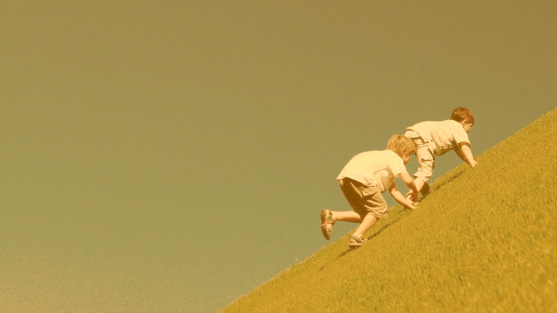 Дети взбираются в гору обои