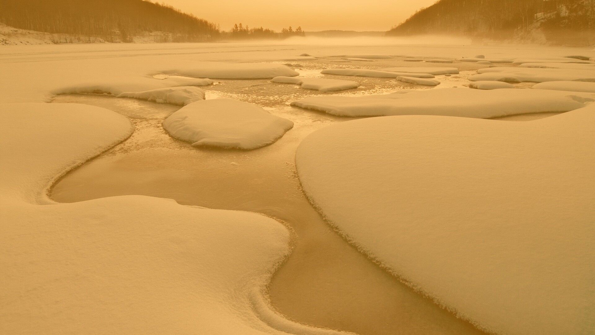 Полынья на замерзшем озере обои