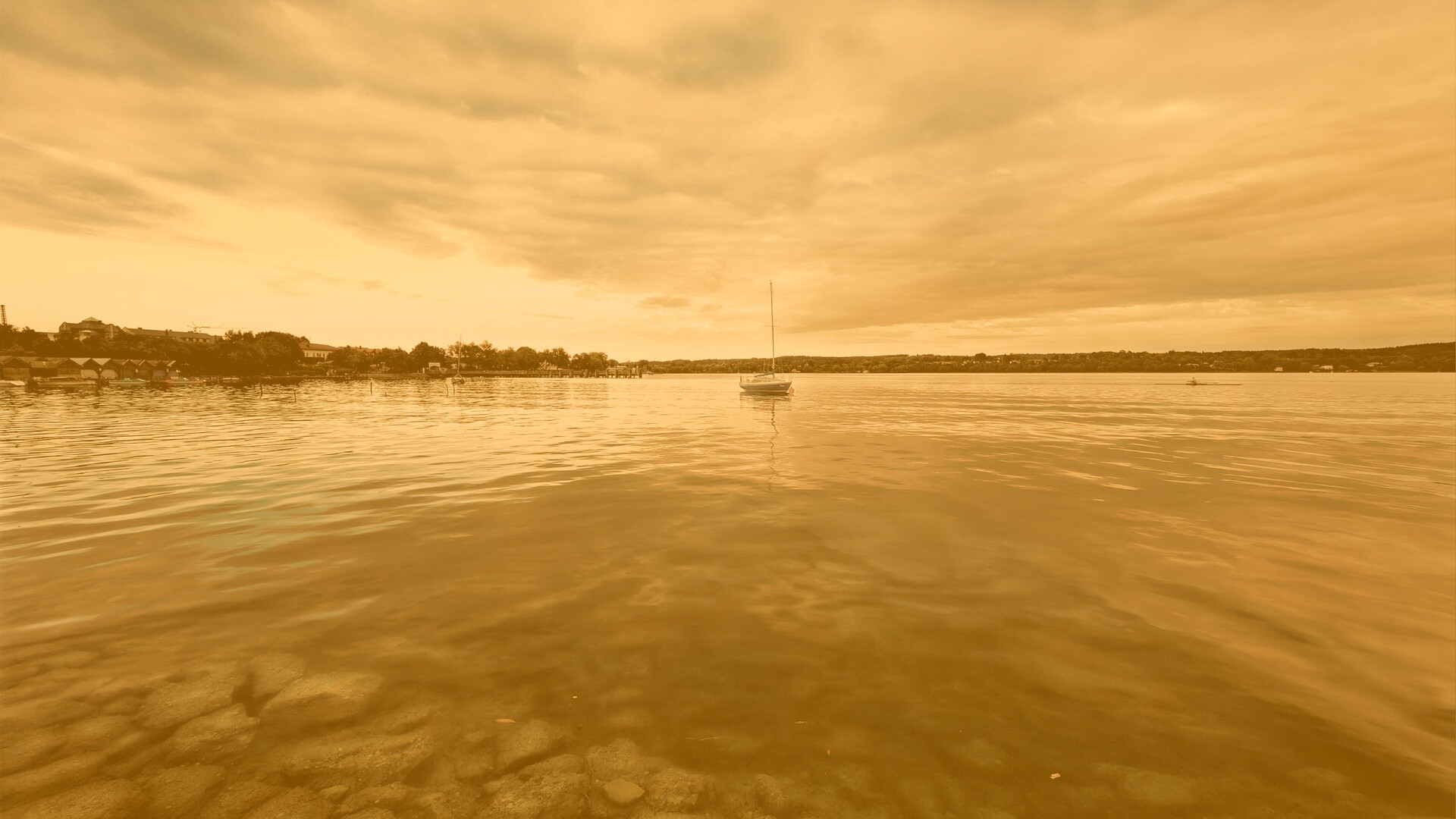 Яхта на озере обои