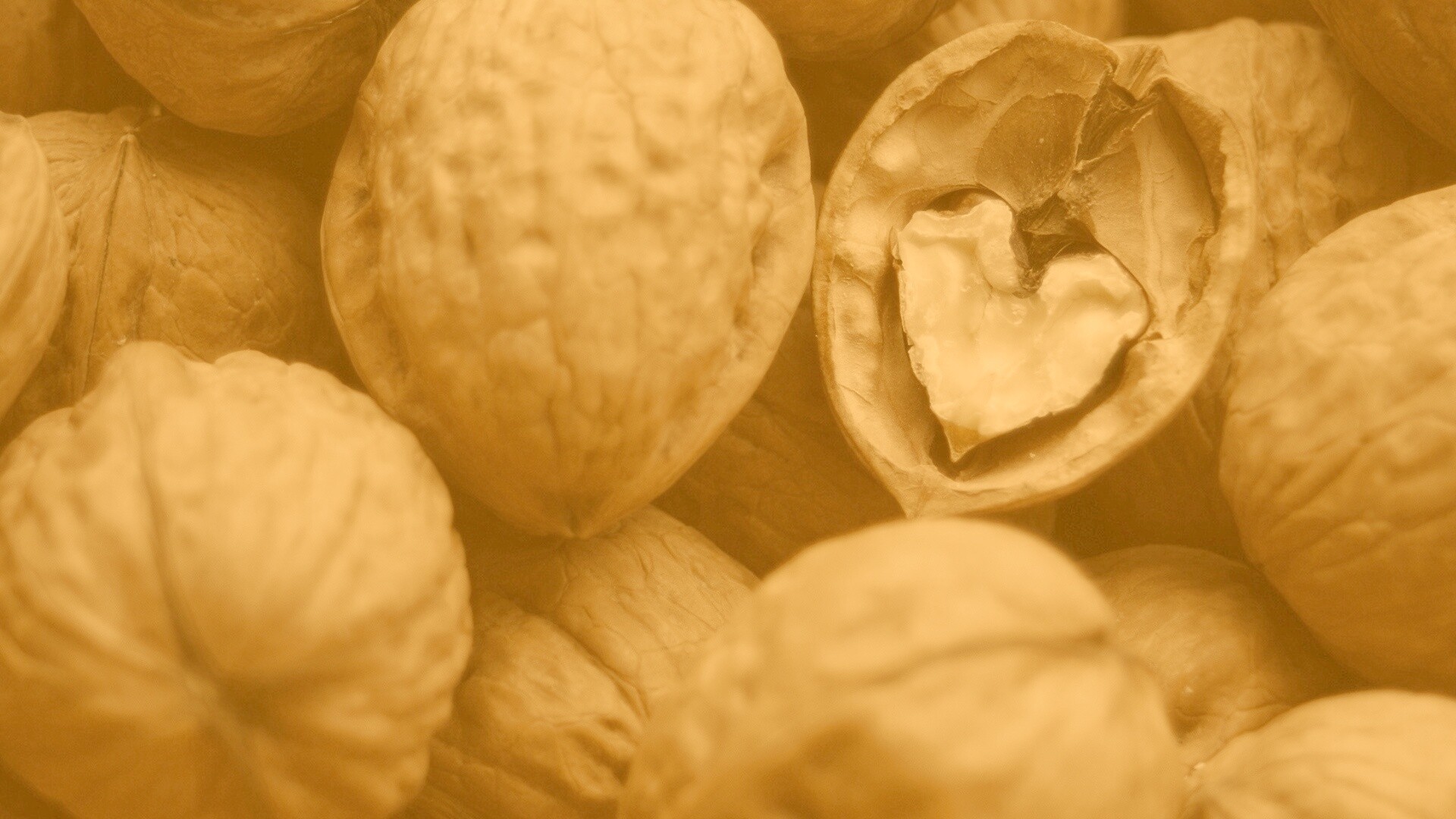 Расколотый орех обои