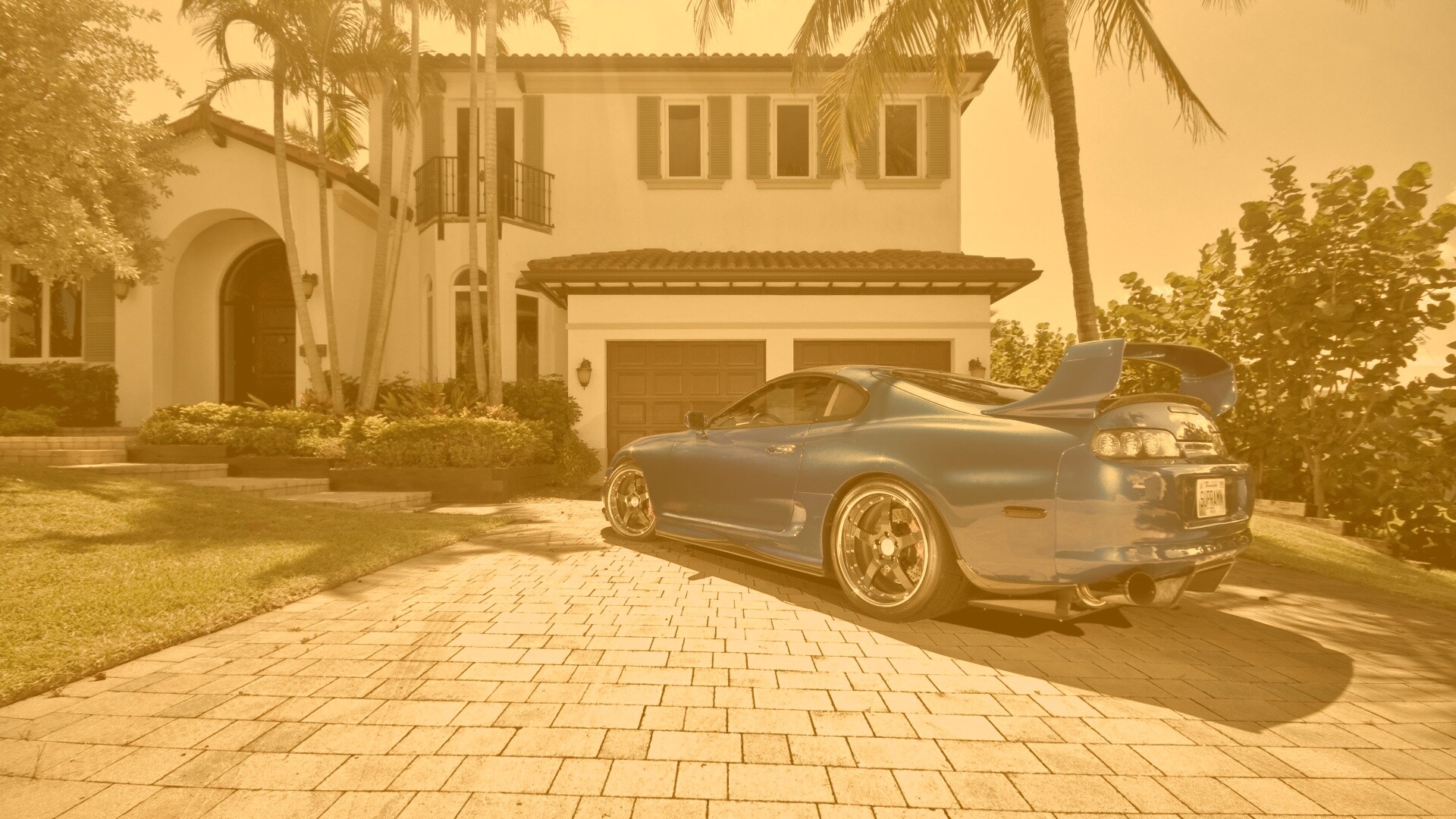 Синее авто у коттеджа обои