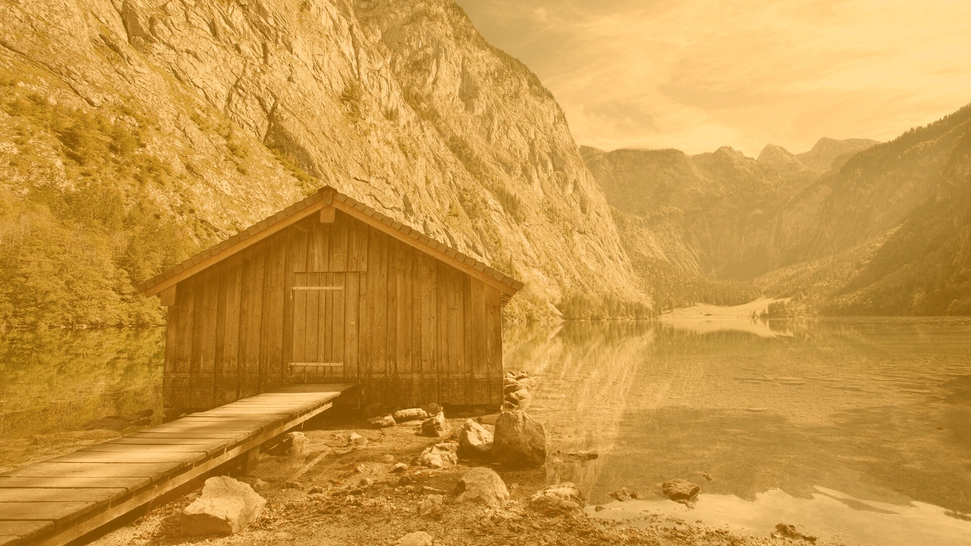 Лодный сарай на горном озере обои