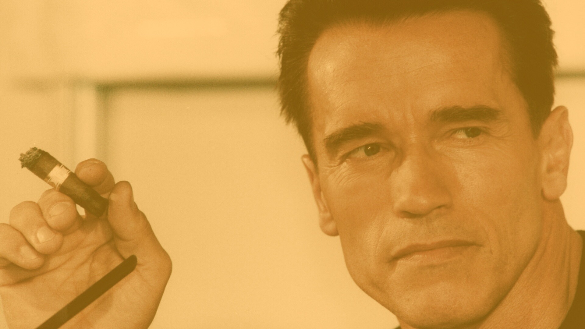 Арнольд Шварцнеггер с сигарой обои