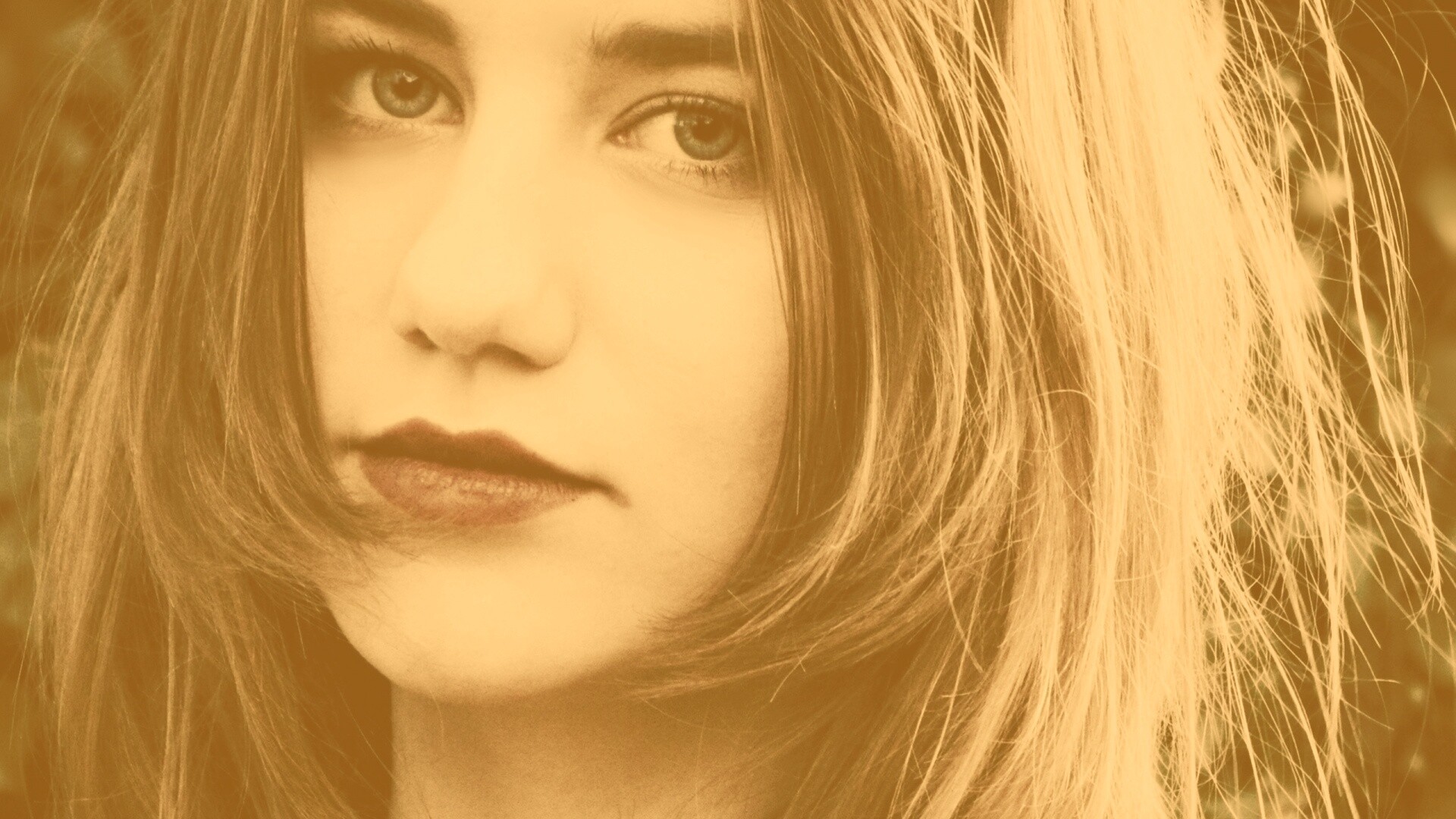 Взгляд голубоглазой девушки обои