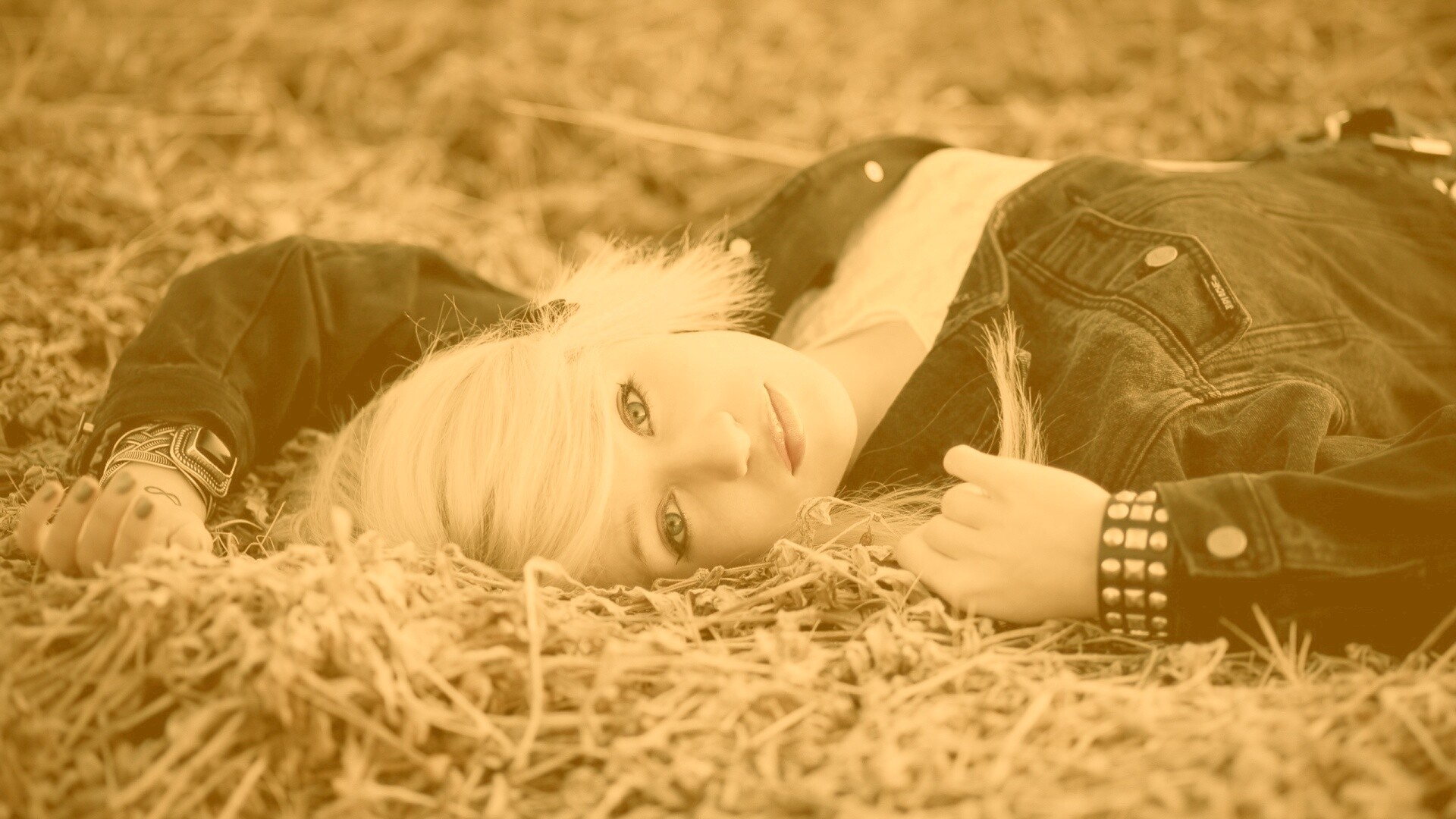 Блондинка лежащая на траве обои