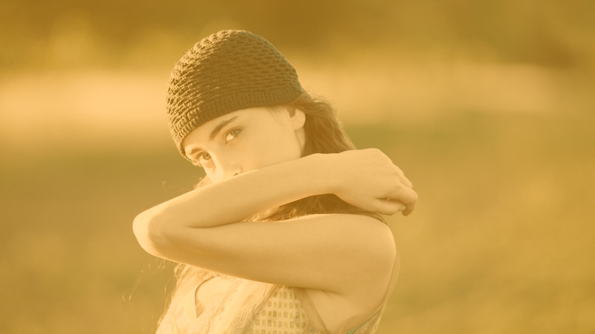 Спрятавшись за сгибом руки обои