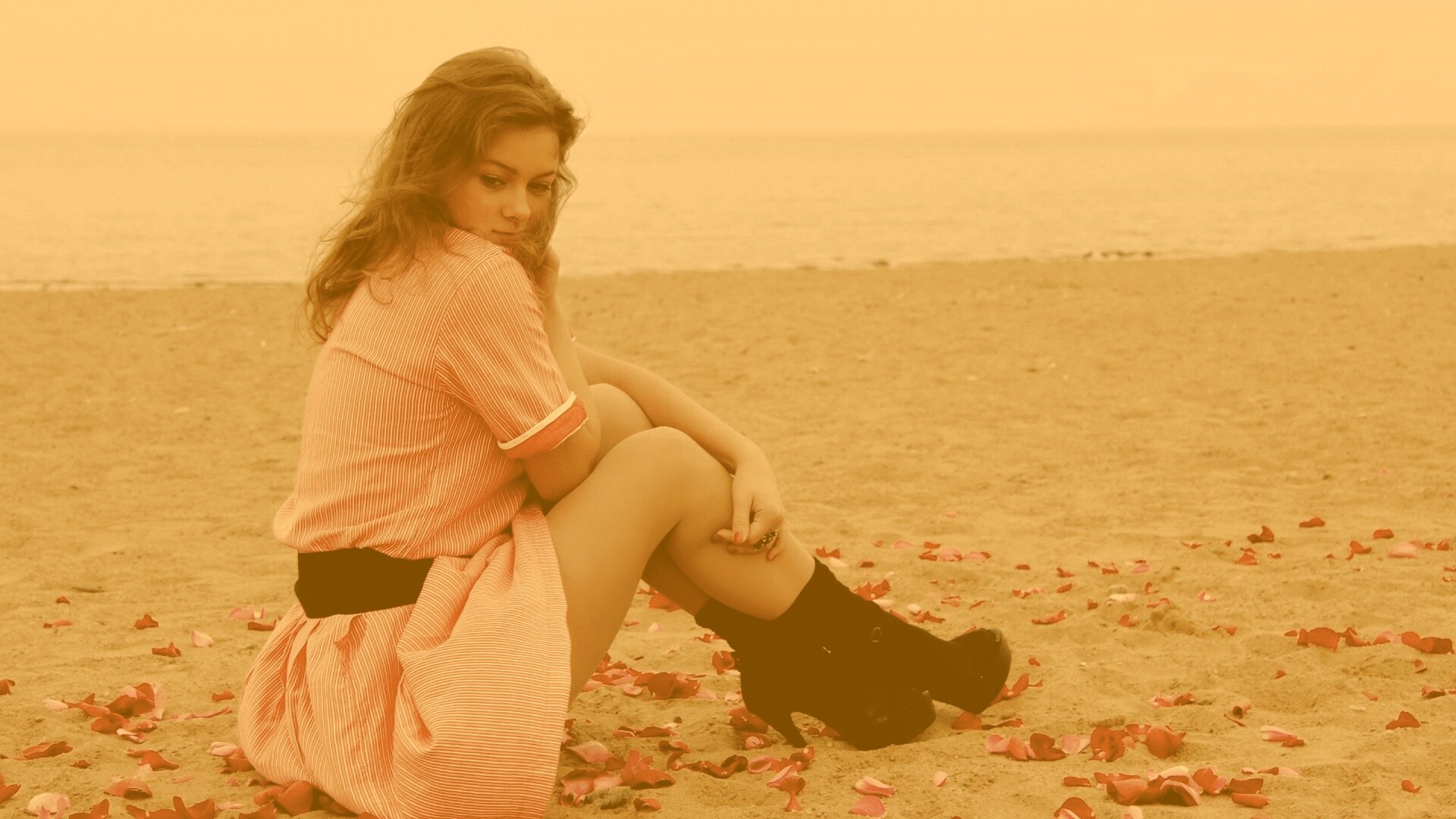Девушка среди лепестков на пляже обои