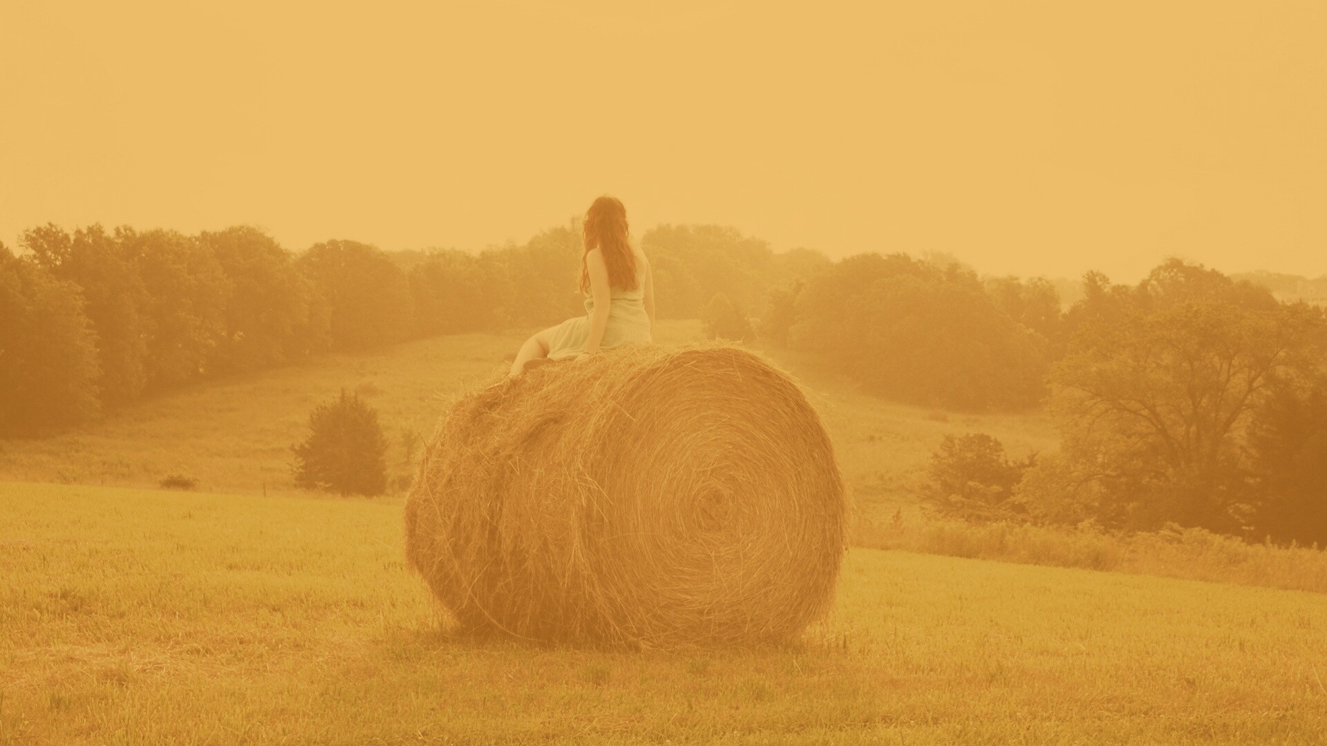 Девушка на снопе сена обои