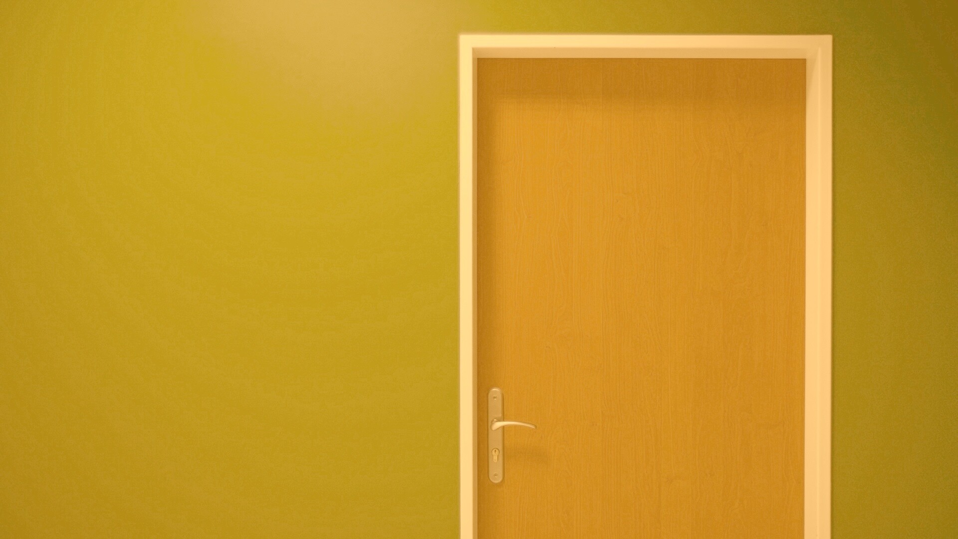 Дверь в стене обои