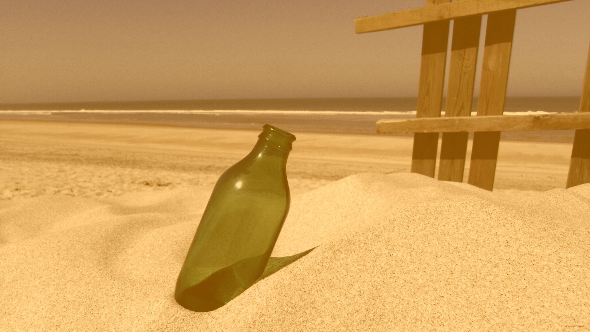 Бутылка на пляже обои