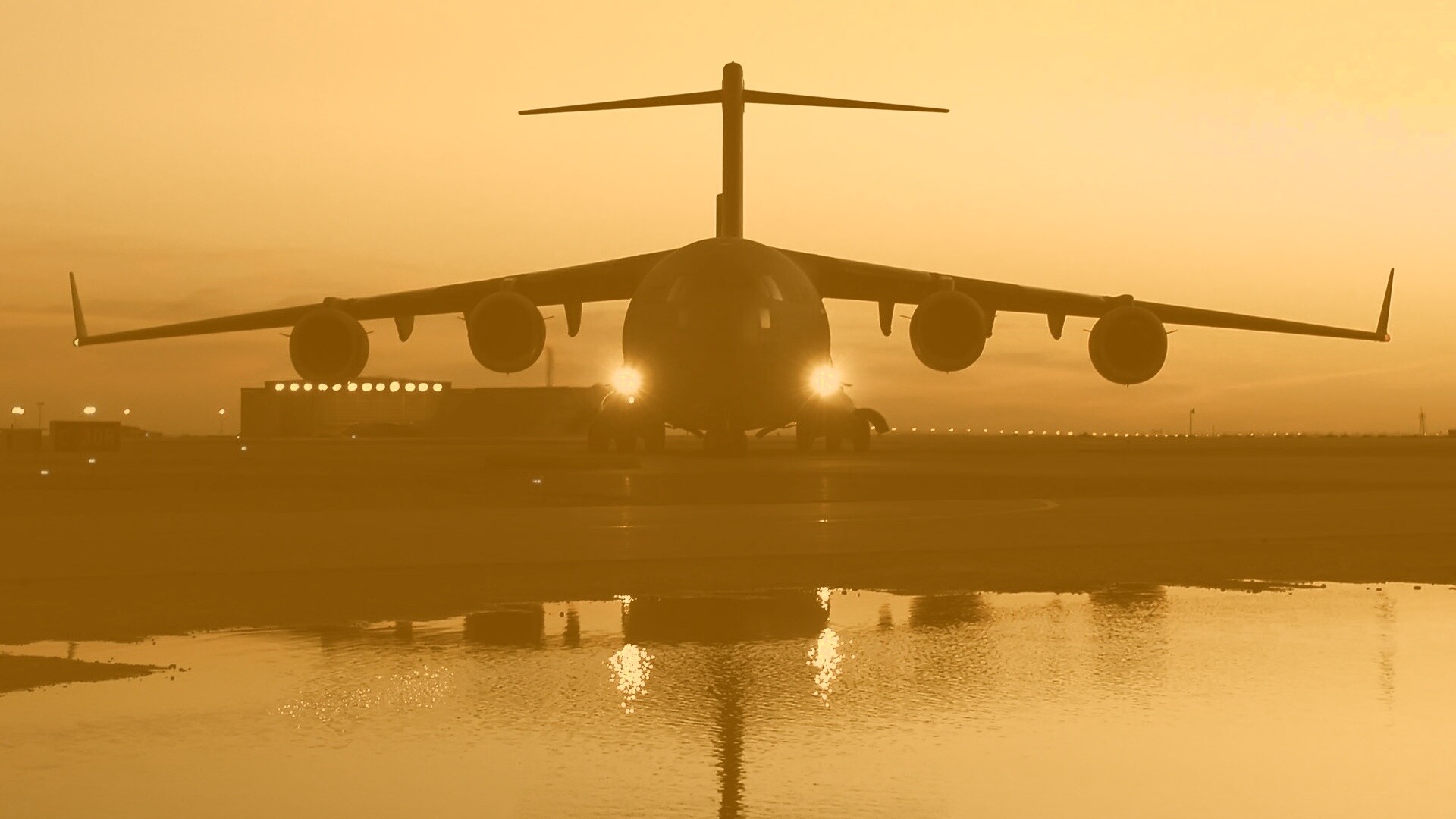 Самолет на взлетной полосе обои