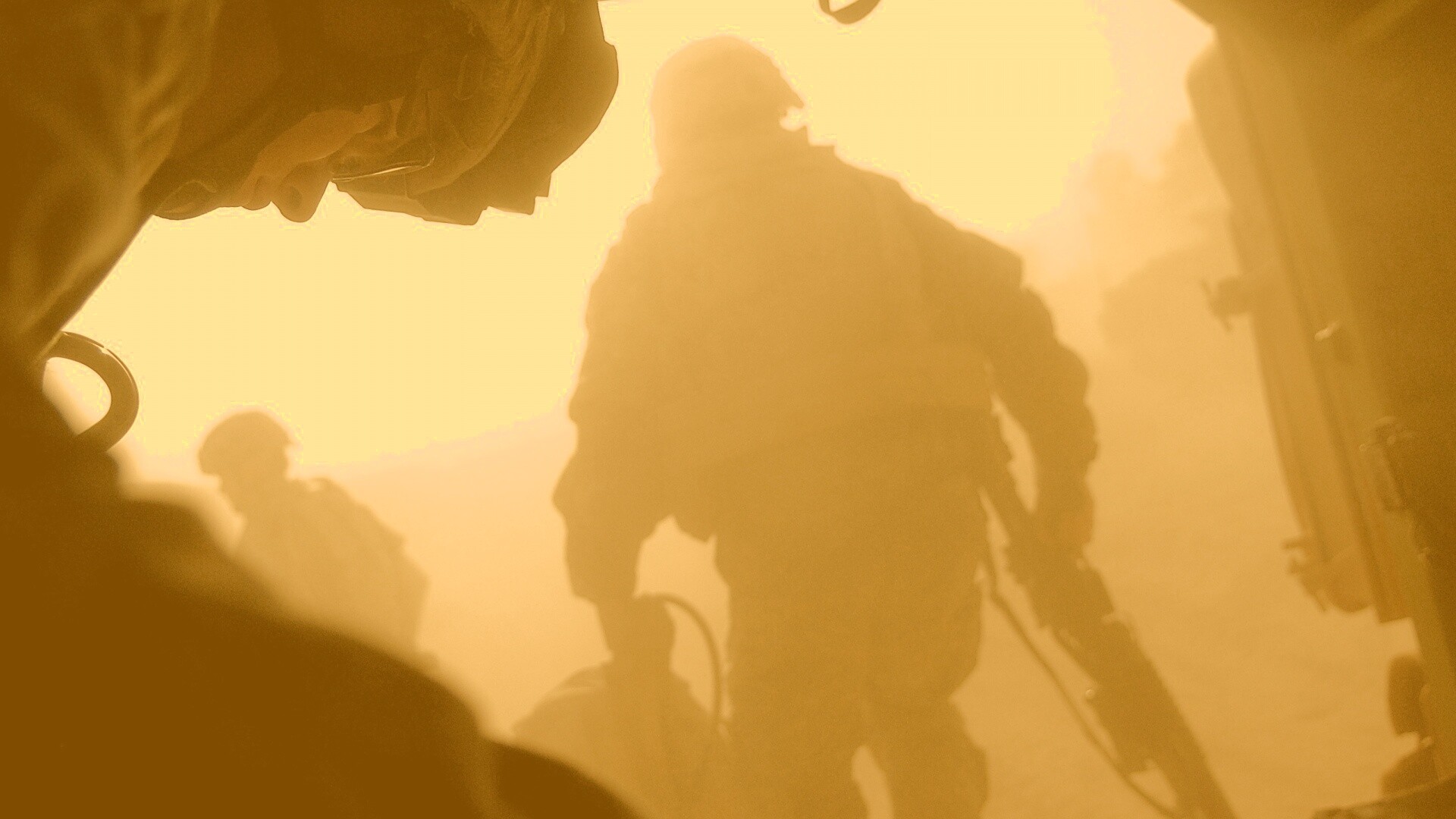 Солдаты выходят из броневика обои