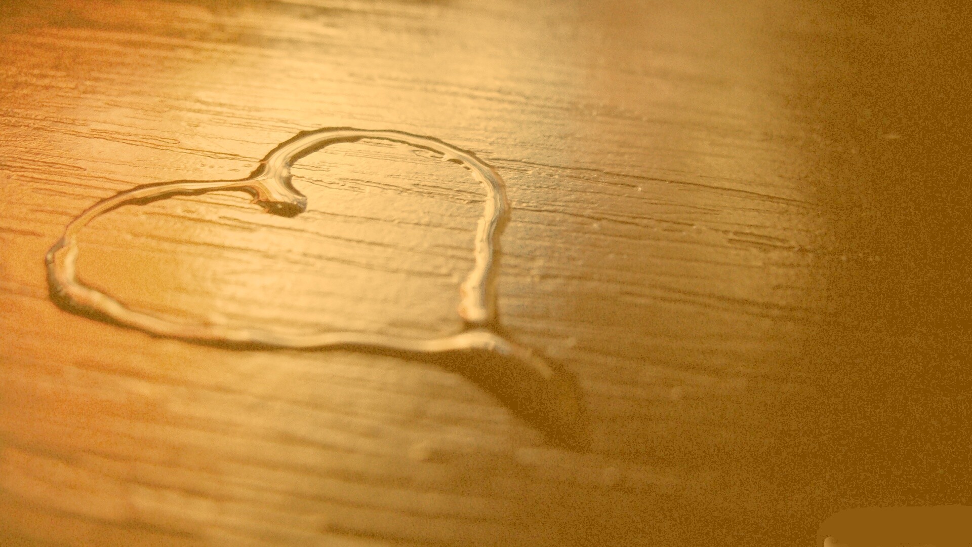 Сердечко из воды обои