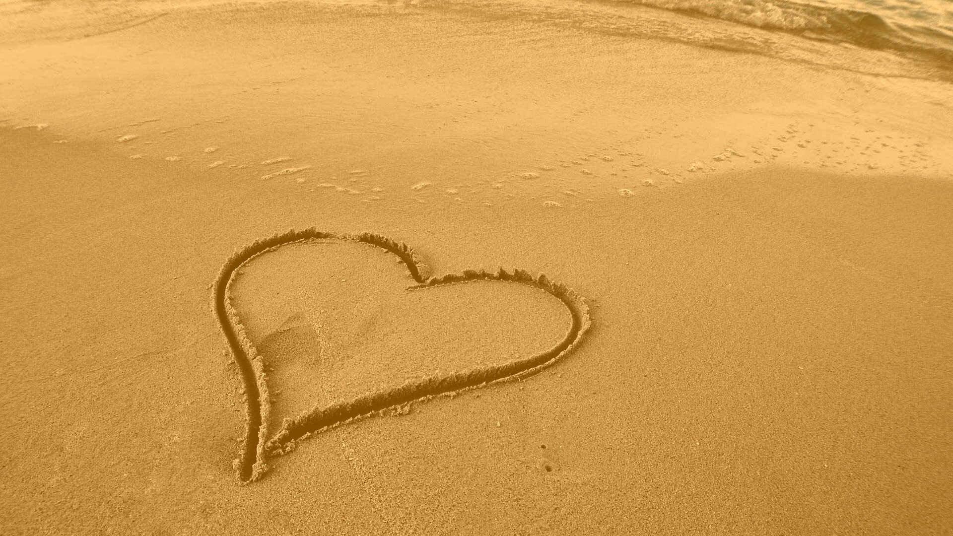 Аккуратное сердце на песке обои