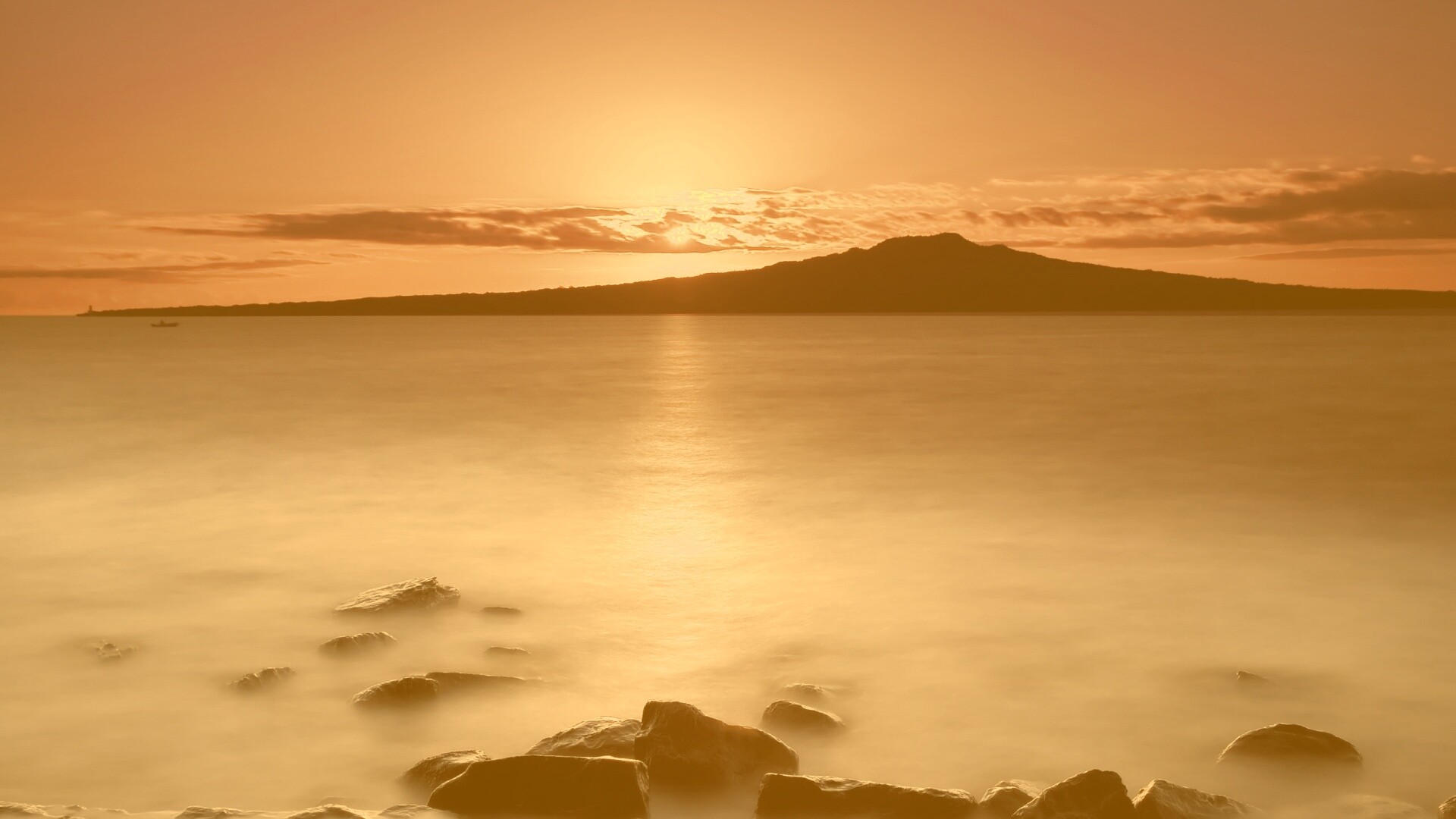 Восход над озером обои