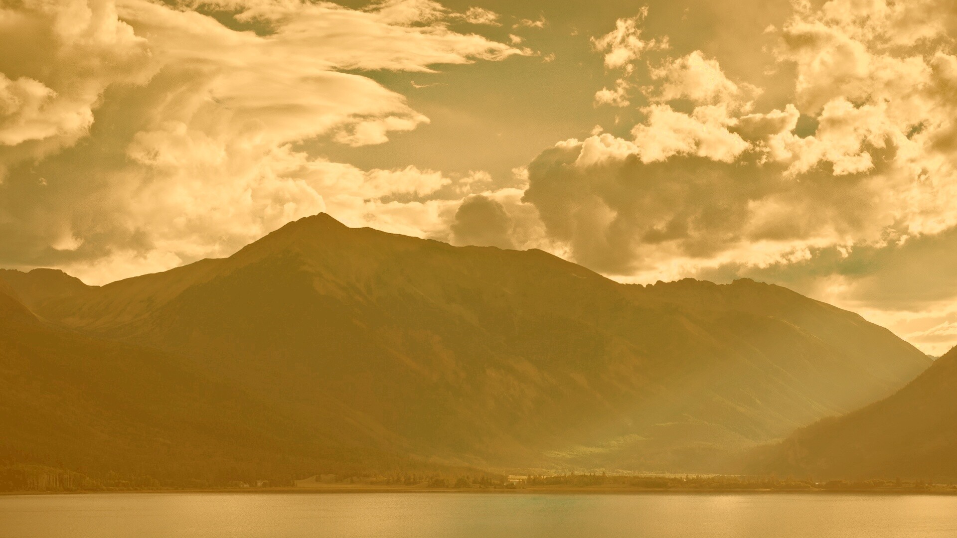 Свет на склонах гор обои