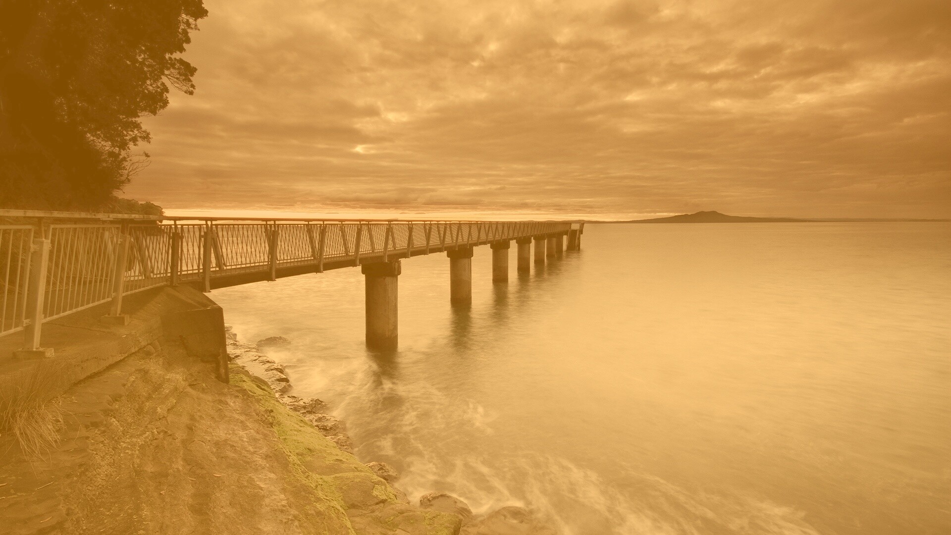 Уходящий в даль причал обои