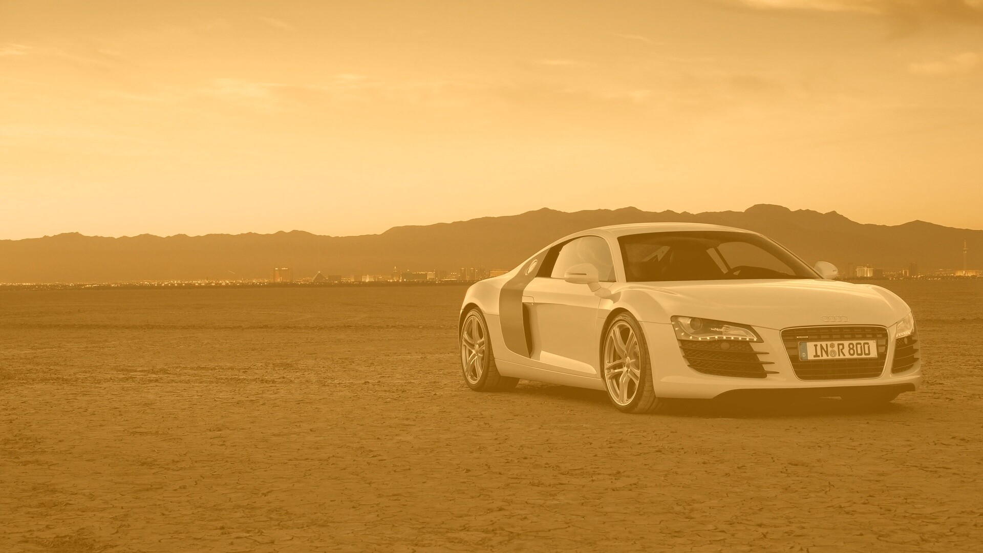 Белоснежная Ауди Р8 в пустыне обои