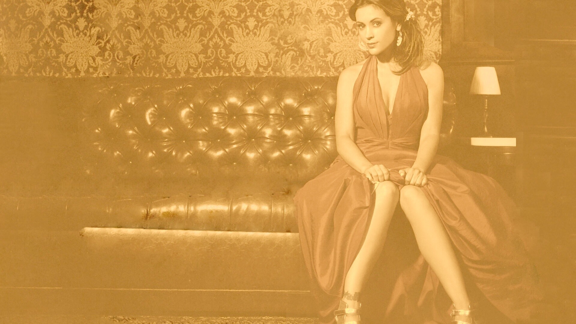 Алиса Милано в роскошном интерьере обои