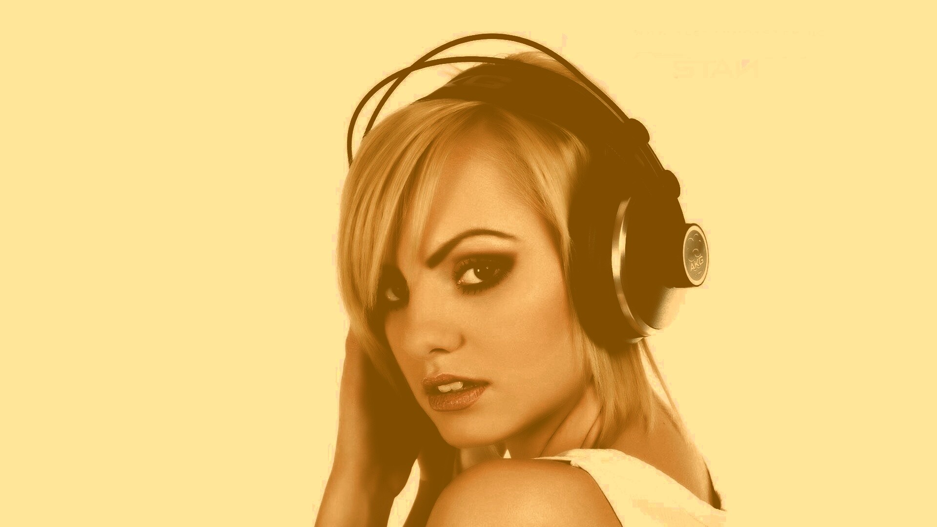 Девушка в наушниках обои