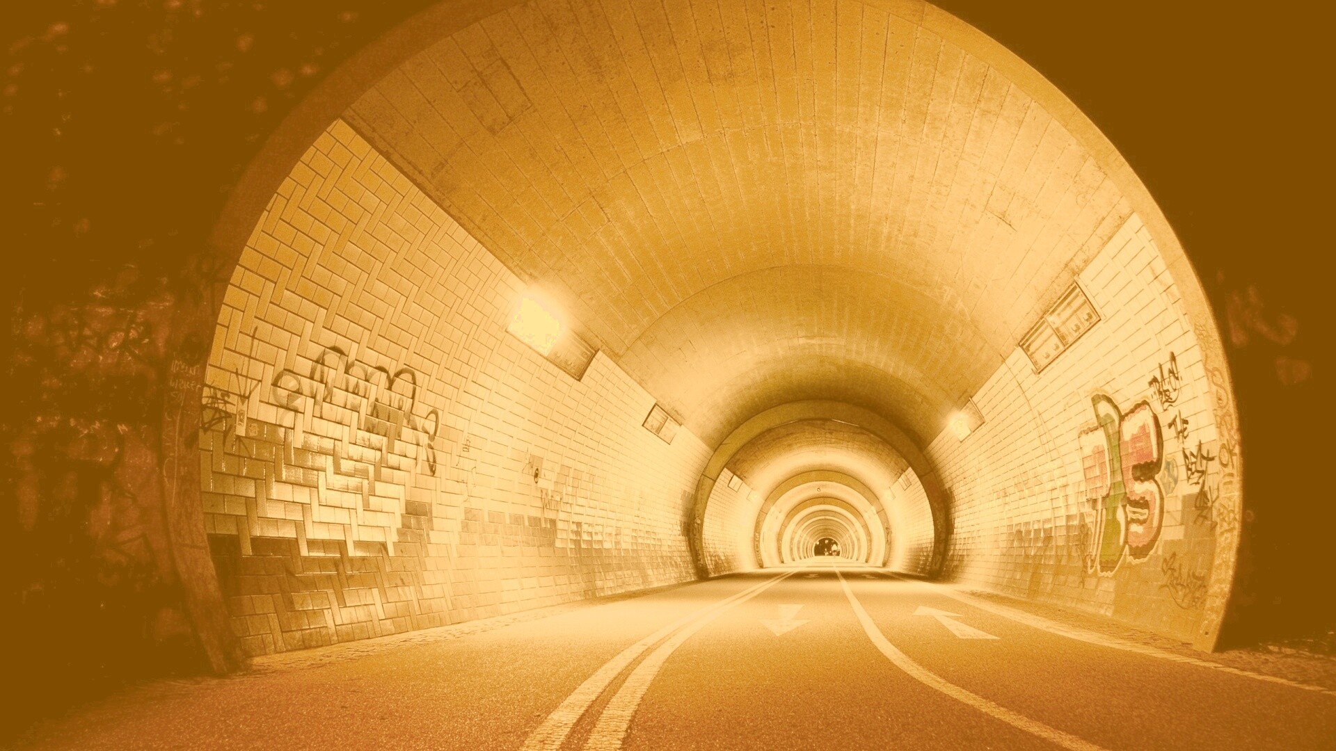 Тоннель и граффити на стенах обои