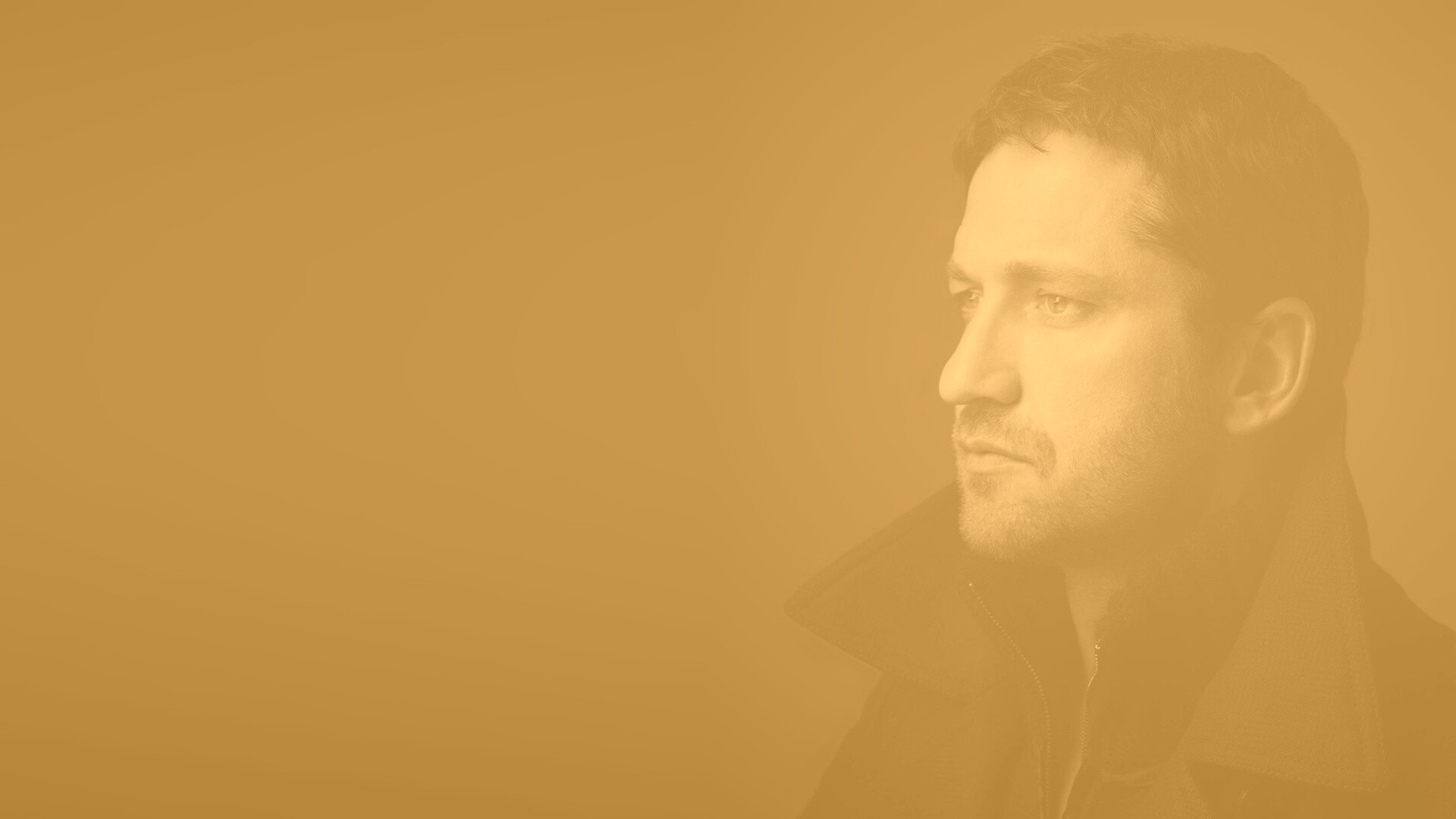 Джерард Батлер на темном фоне обои