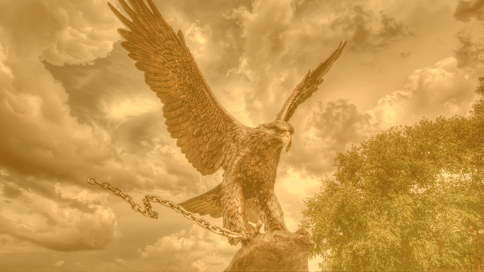Скульптура орла с цепью в когтях обои