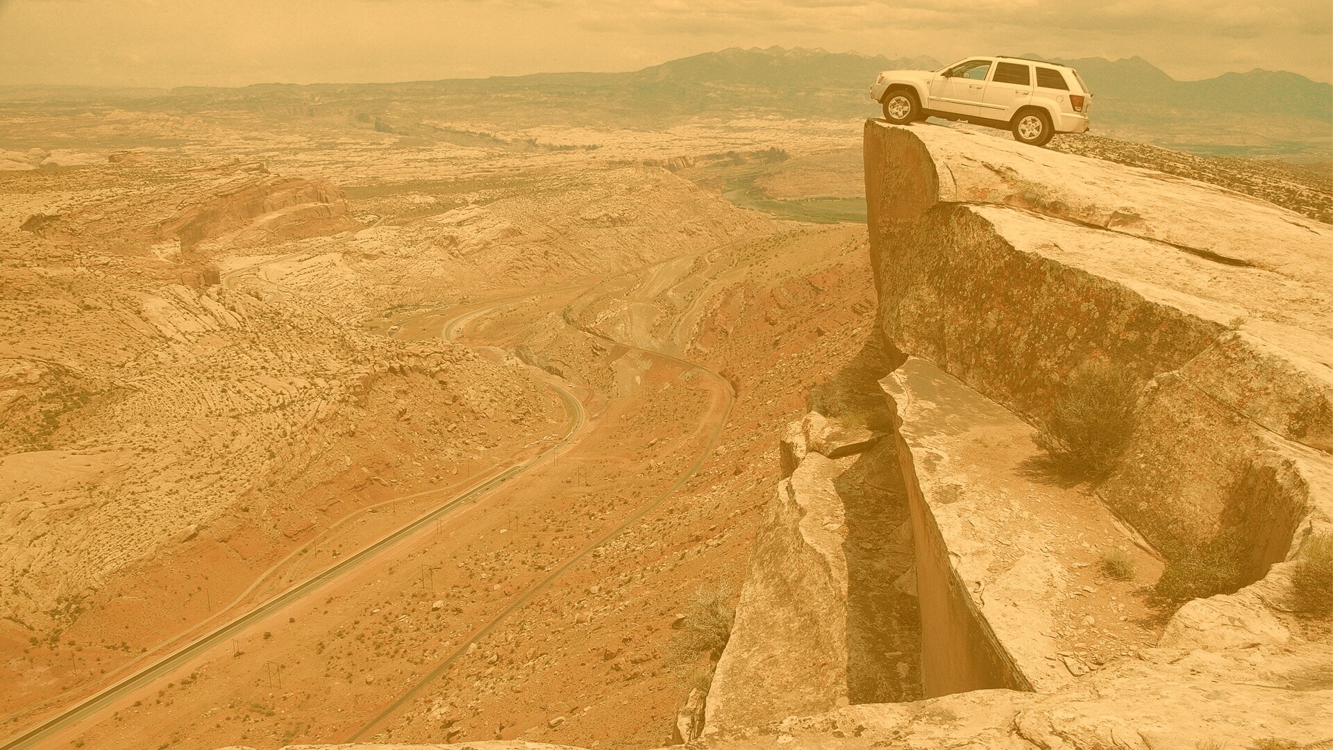 Внедорожник в горах обои