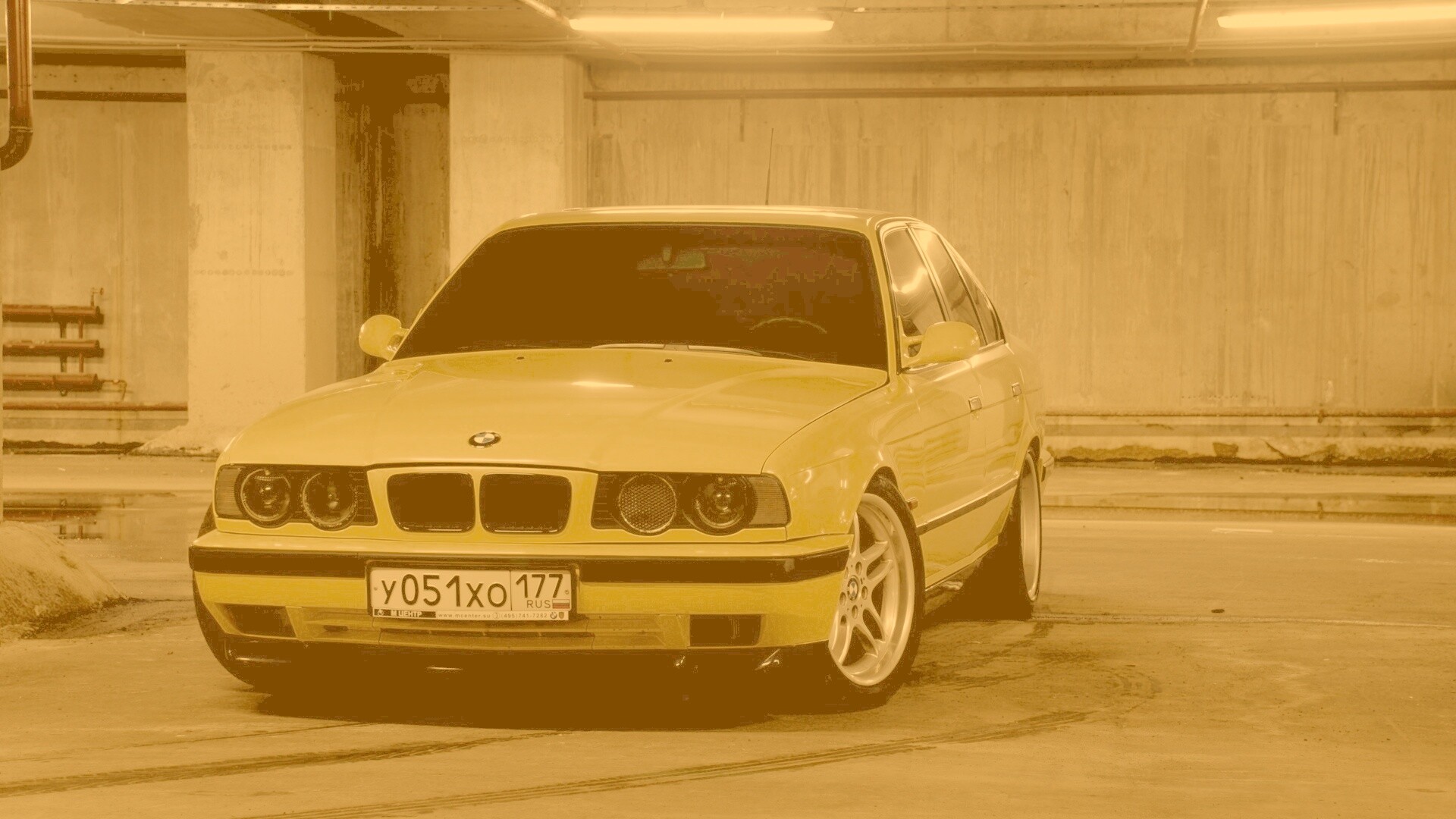 BMW M5 на стоянке обои